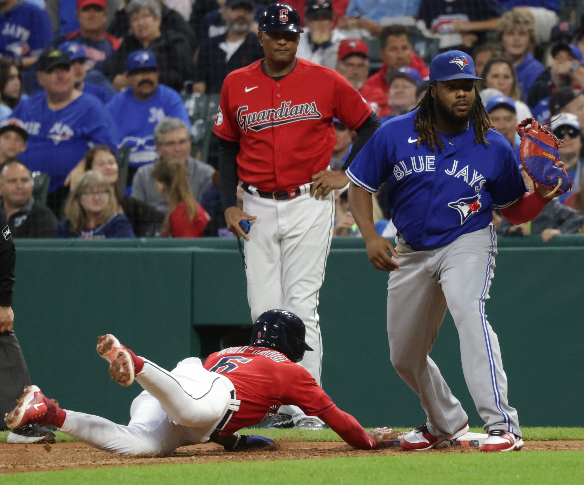 Biggio's homer sends Blue Jays to 3-1 win over Guardians after Ryu exits  with knee injury