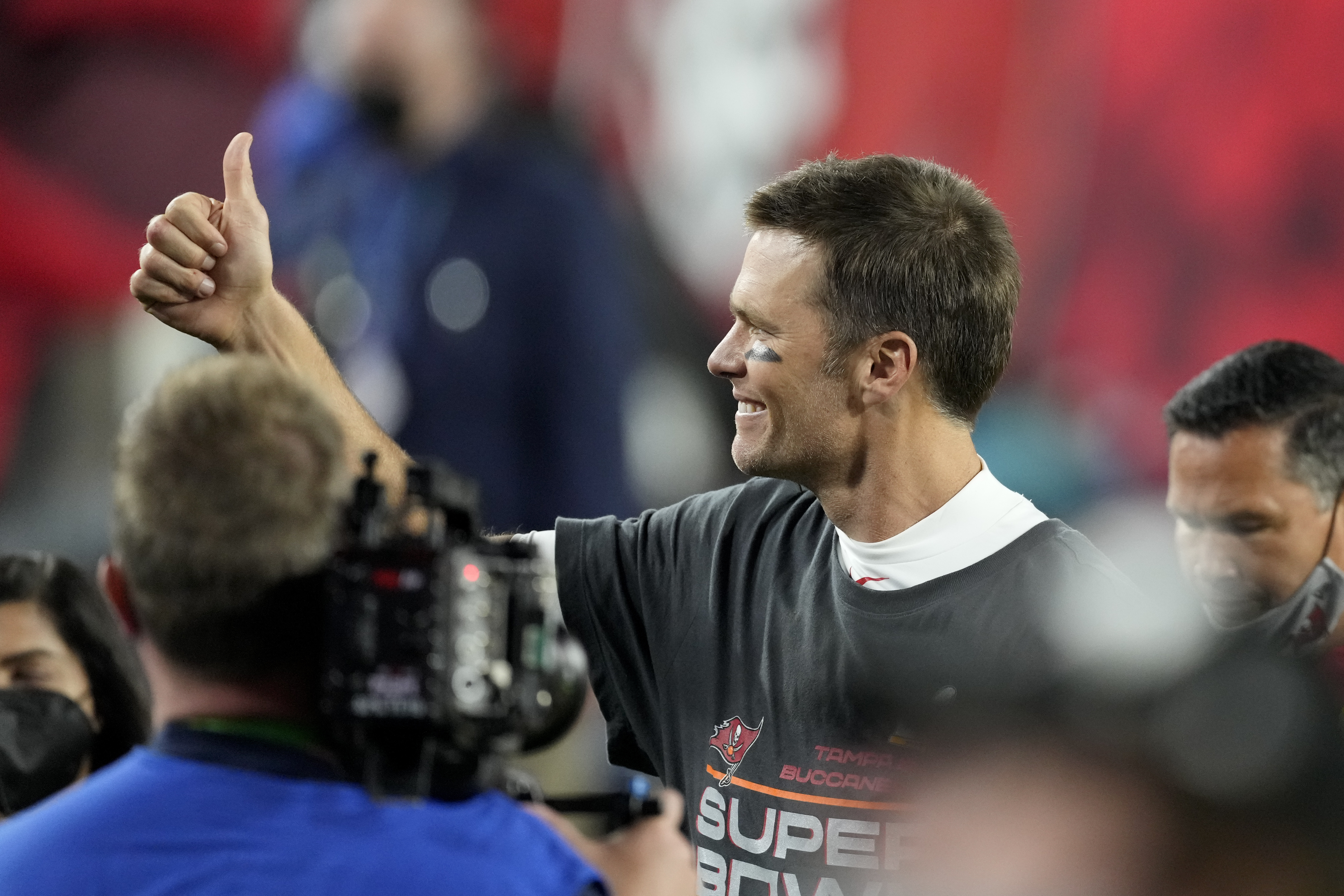 Legendary Patriots QB Tom Brady welcomed back to Gillette Stadium