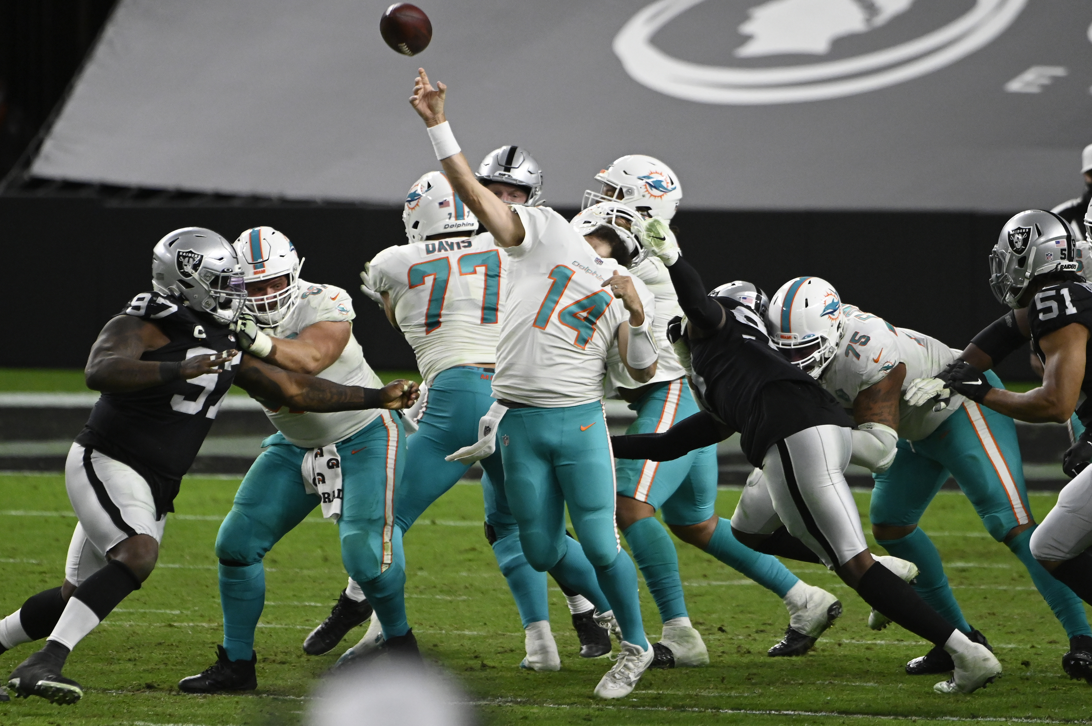 Miami Dolphins stun Las Vegas Raiders with last-second comeback, 25-23;  maintain control of playoff fate 