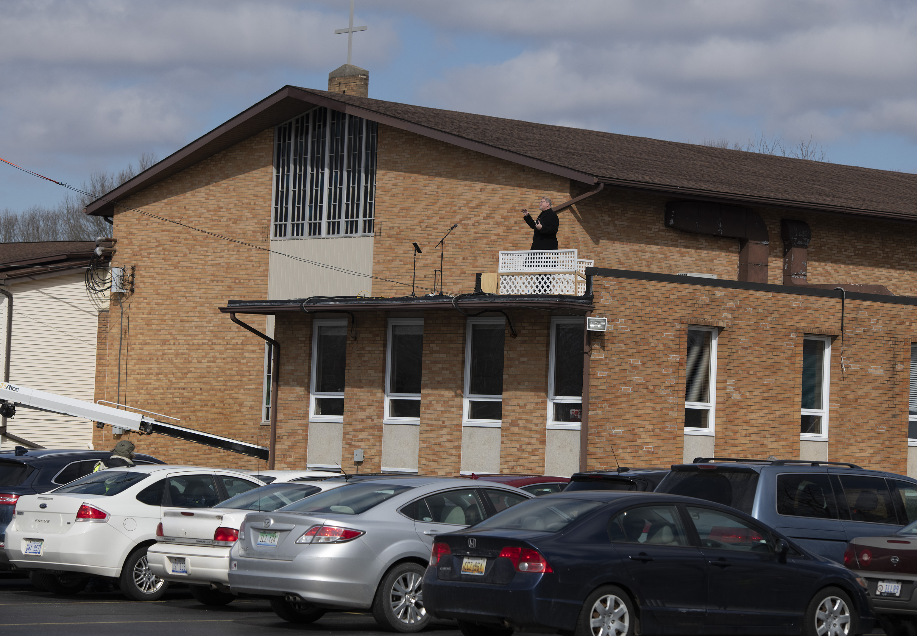 Michigan churches find alternate ways to worship amid coronavirus