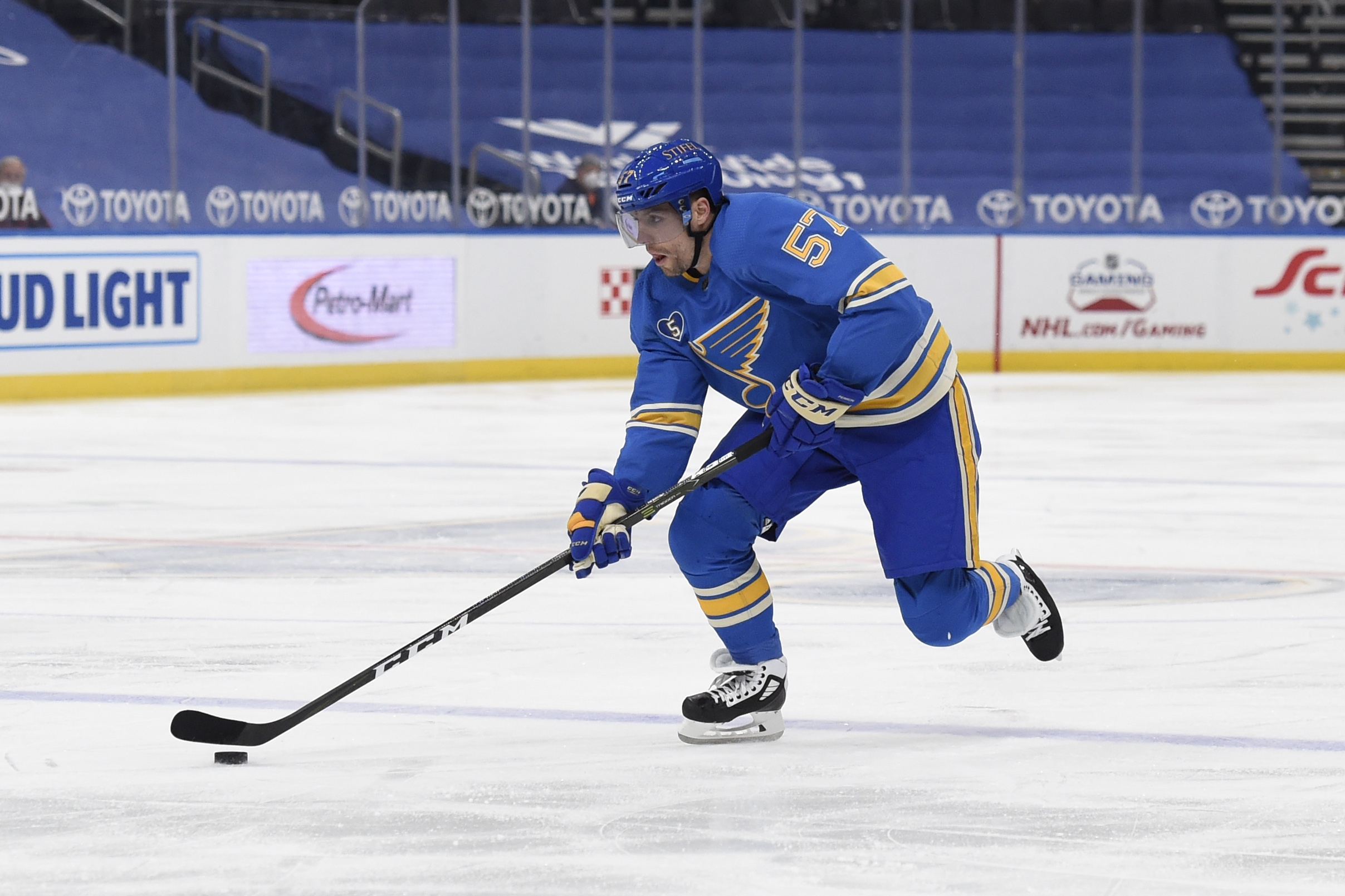 Perron signs with Red Wings after 3 Blues stints