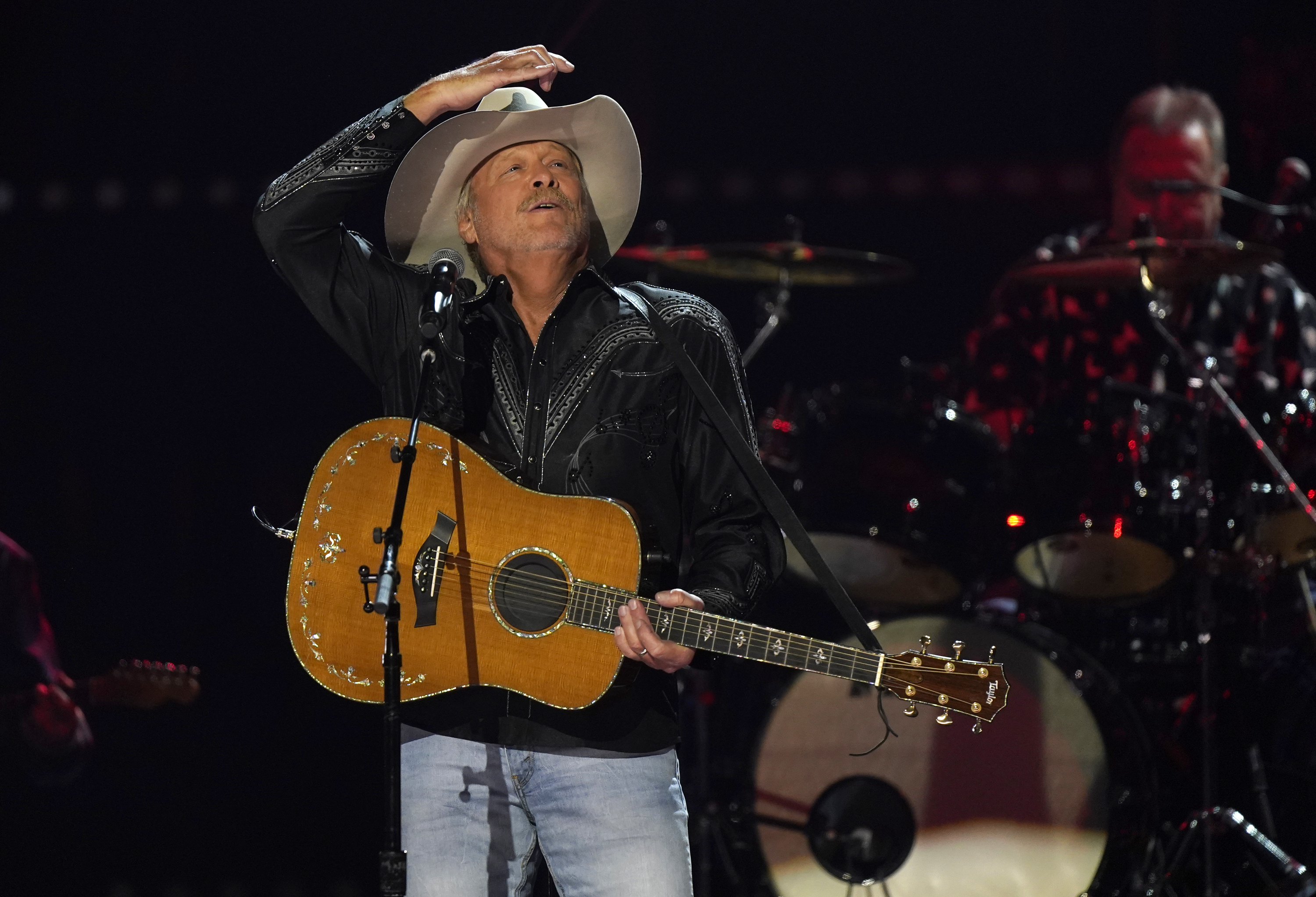 Alan Jackson is giving fans in Texas a chance to see him live before calling it quits on touring - lonestarlive.com