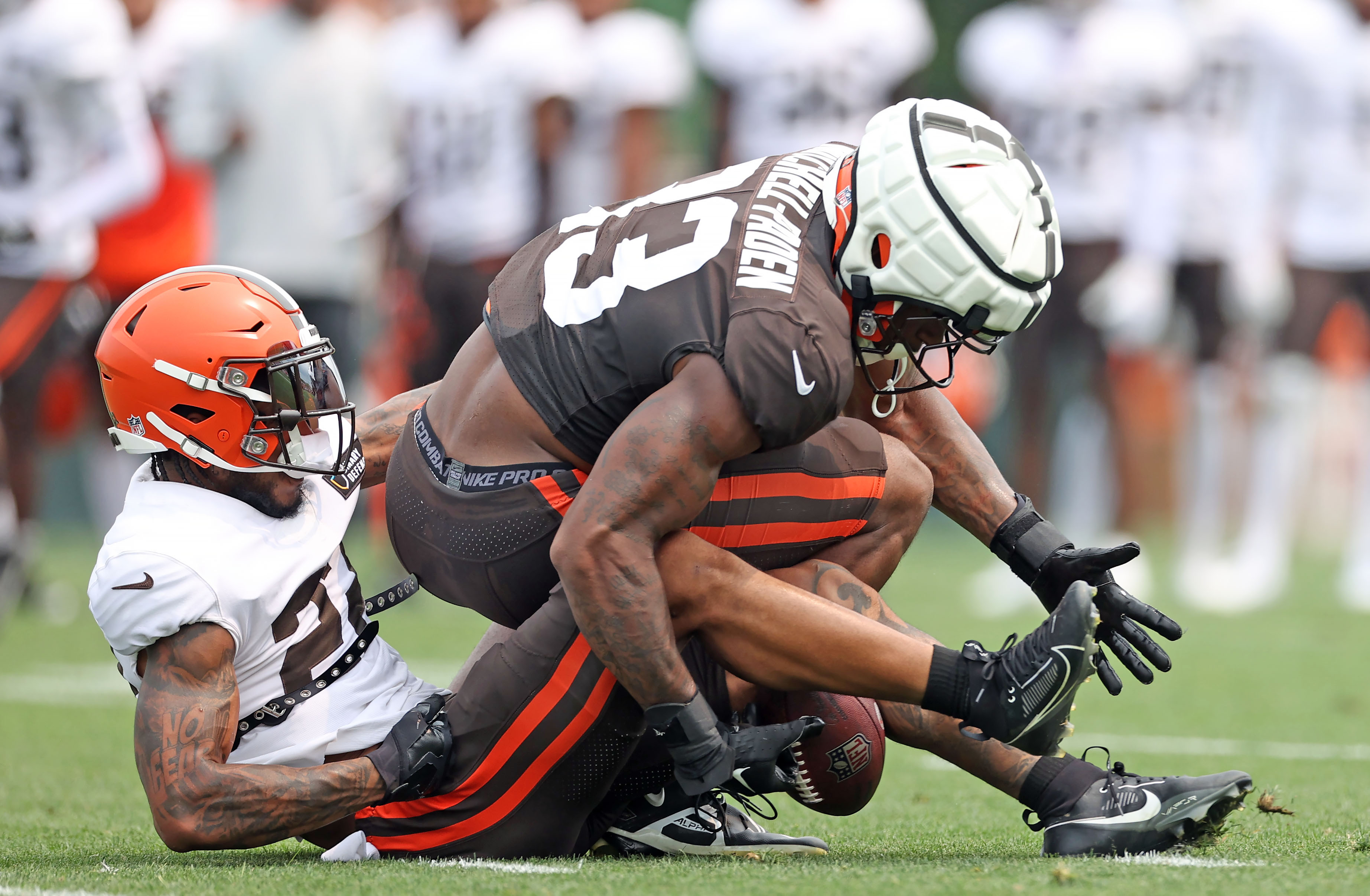 Cleveland Browns tight end Zaire Mitchell-Paden (81) runs on the