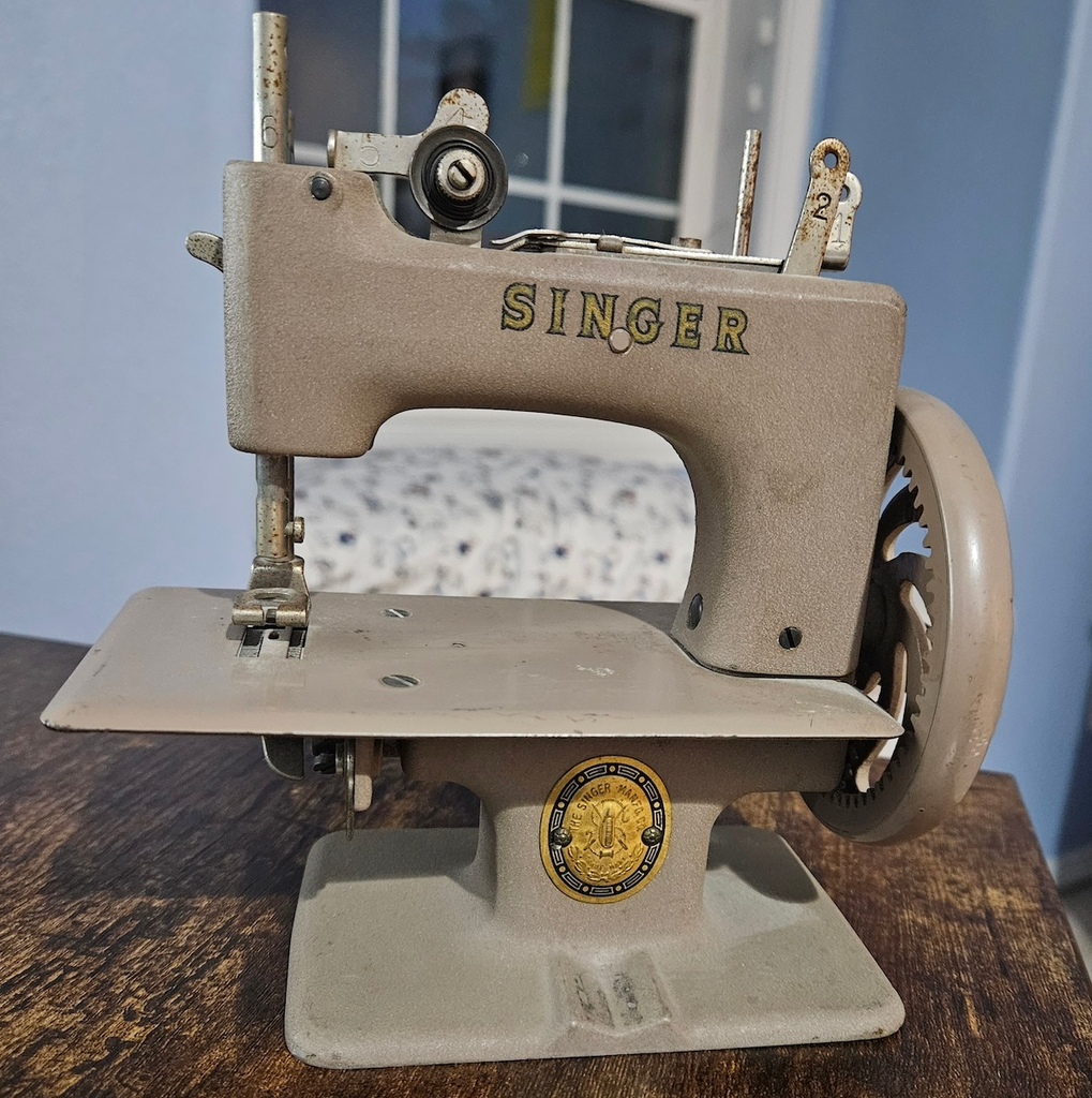 This tiny, working Singer sewing machine was a 1950s child's toy