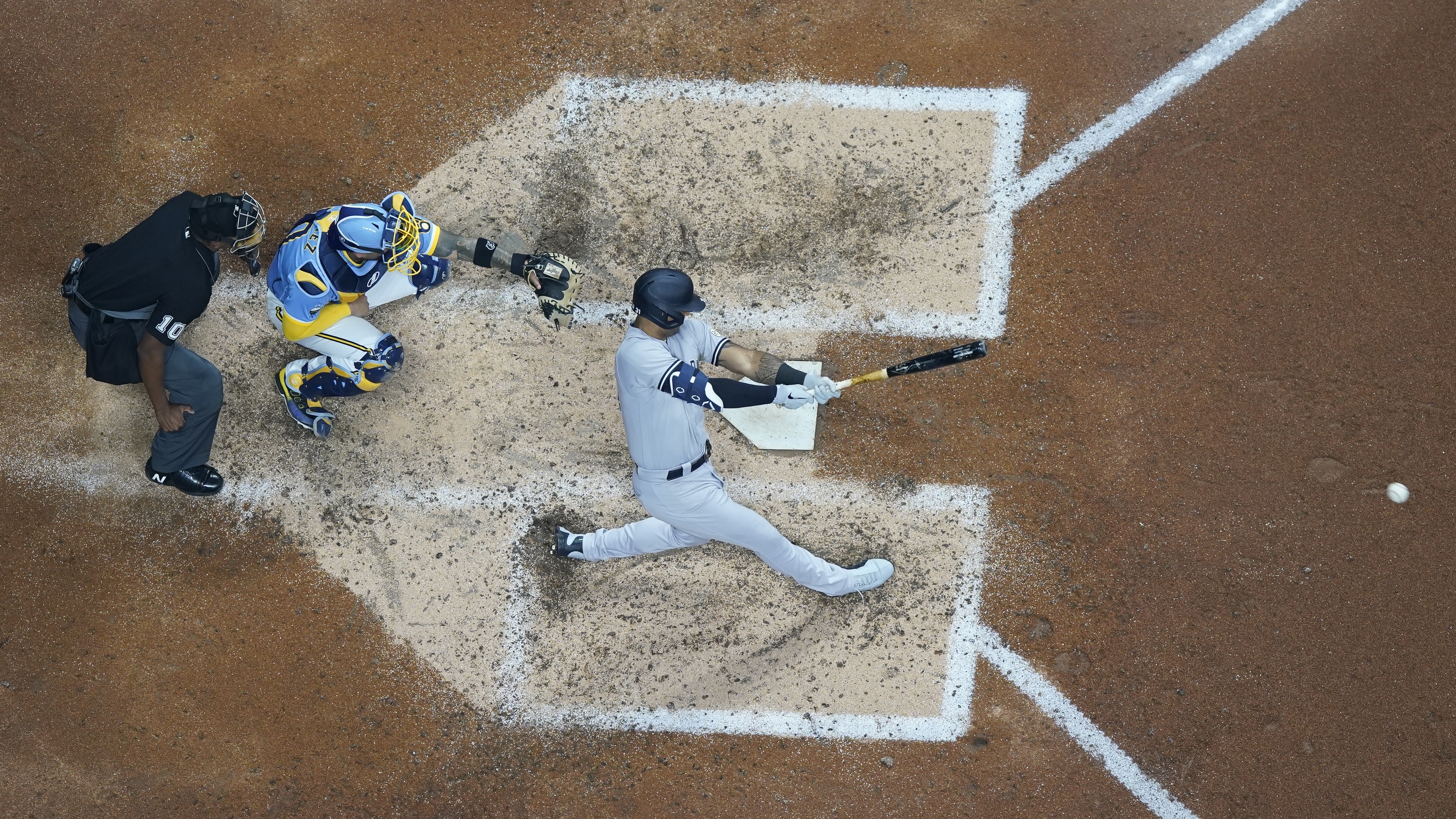 Brewers rally from five runs down to beat Yankees 7-6