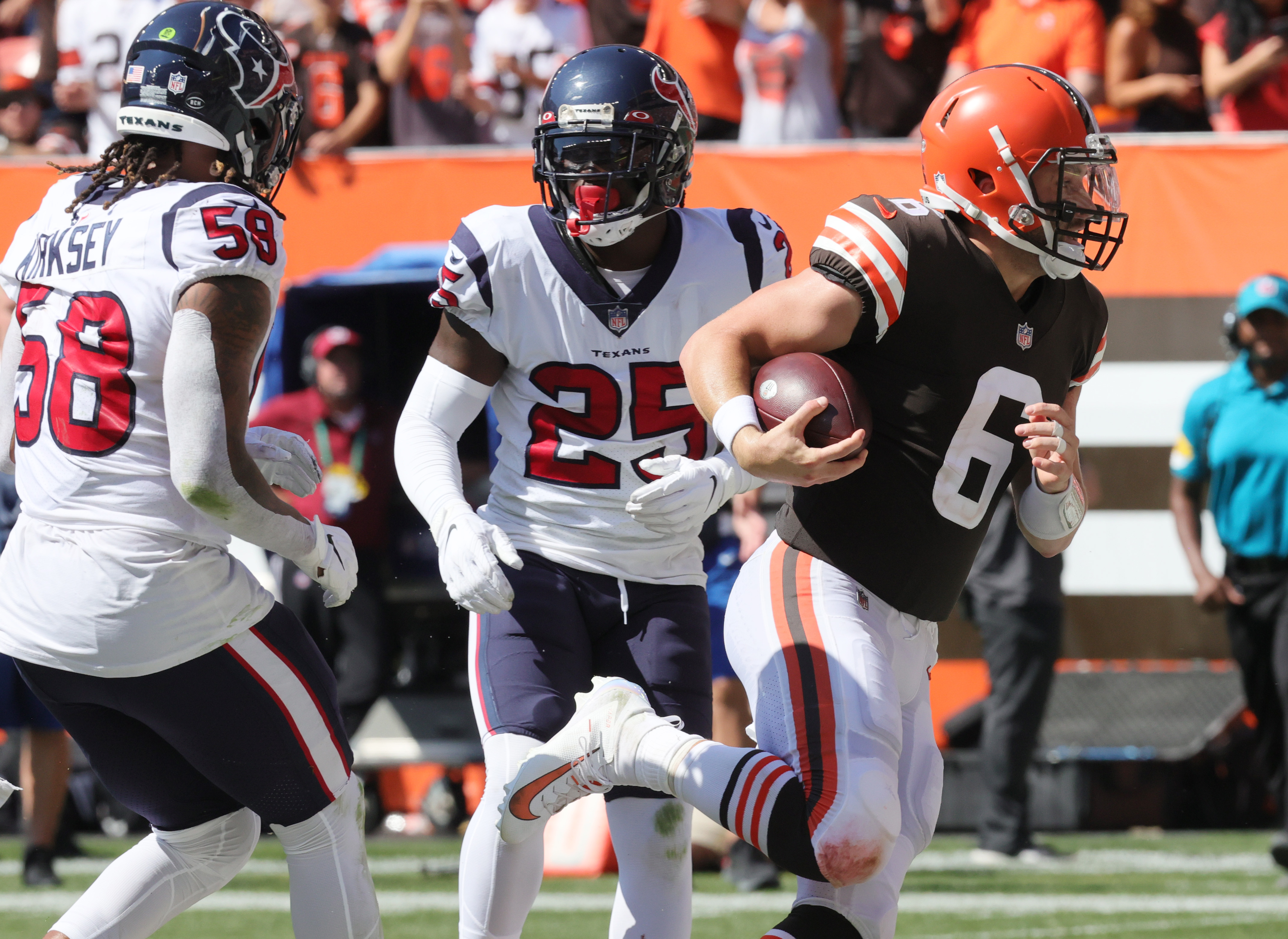 Mayfield shakes off injury, leads Browns past Texans 31-21