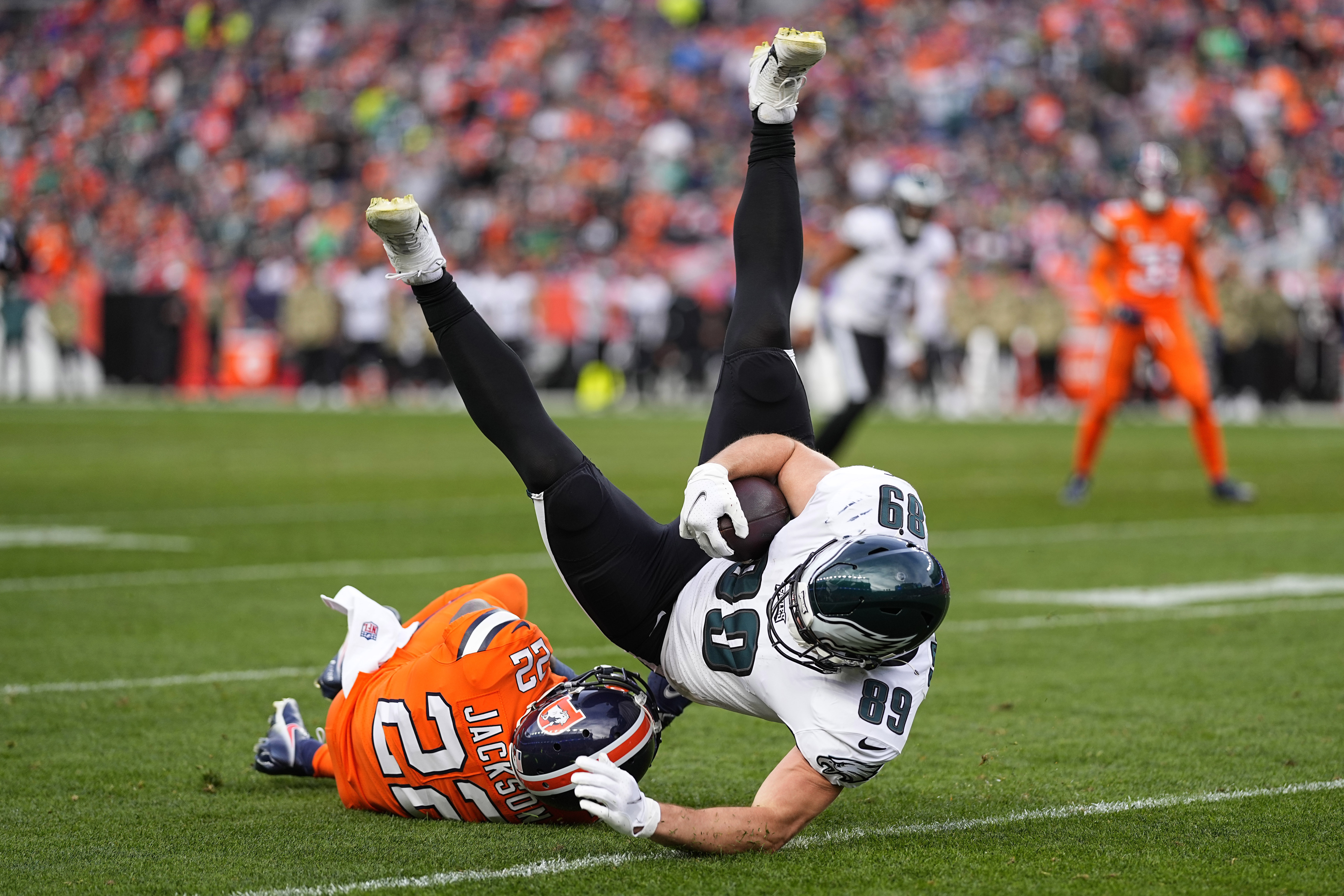 Darius Slay scoops up fumble, runs 83 yards for TD to lead Eagles