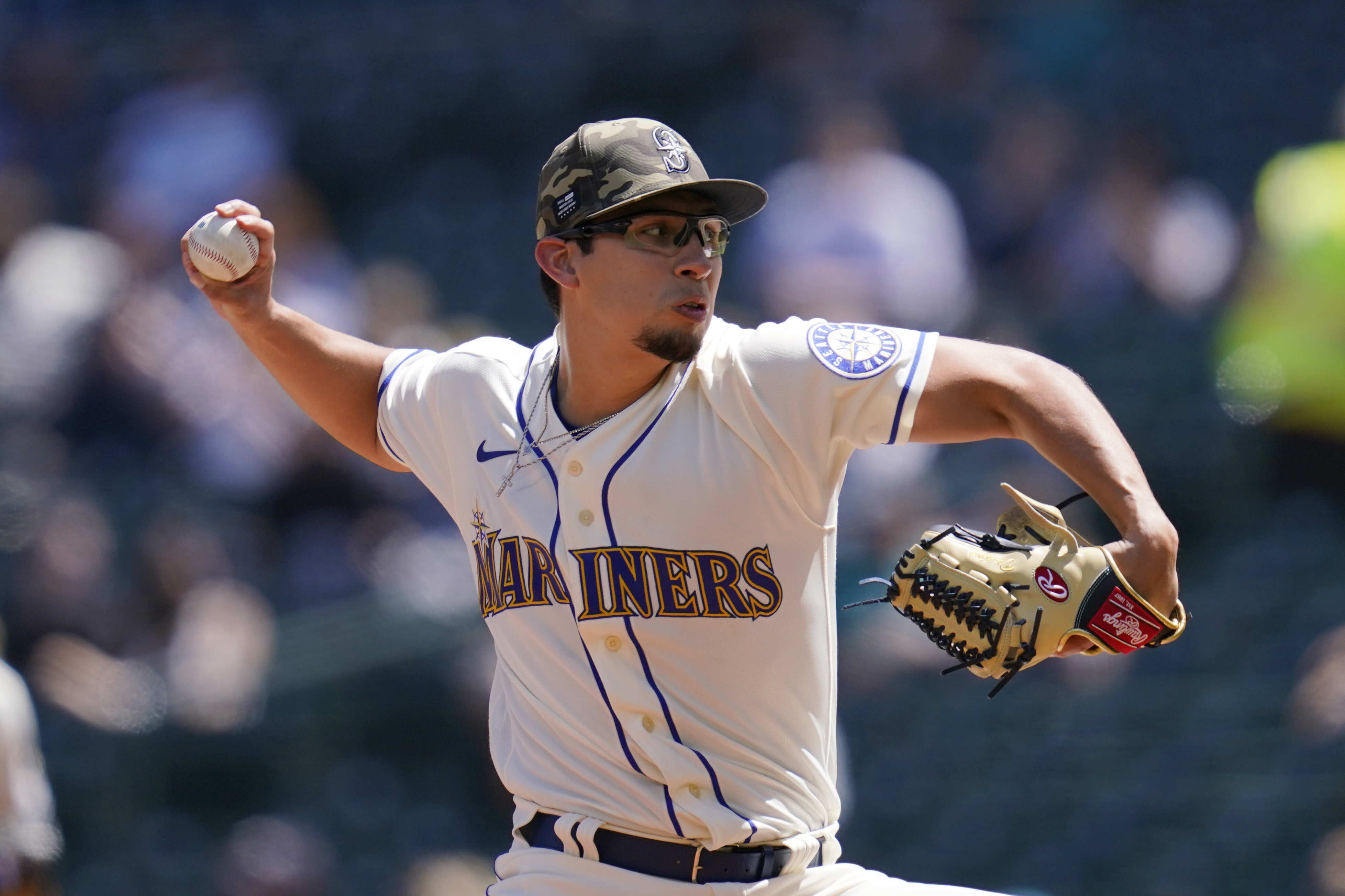 Who is the newest Seattle Mariners pitcher Robert Dugger?