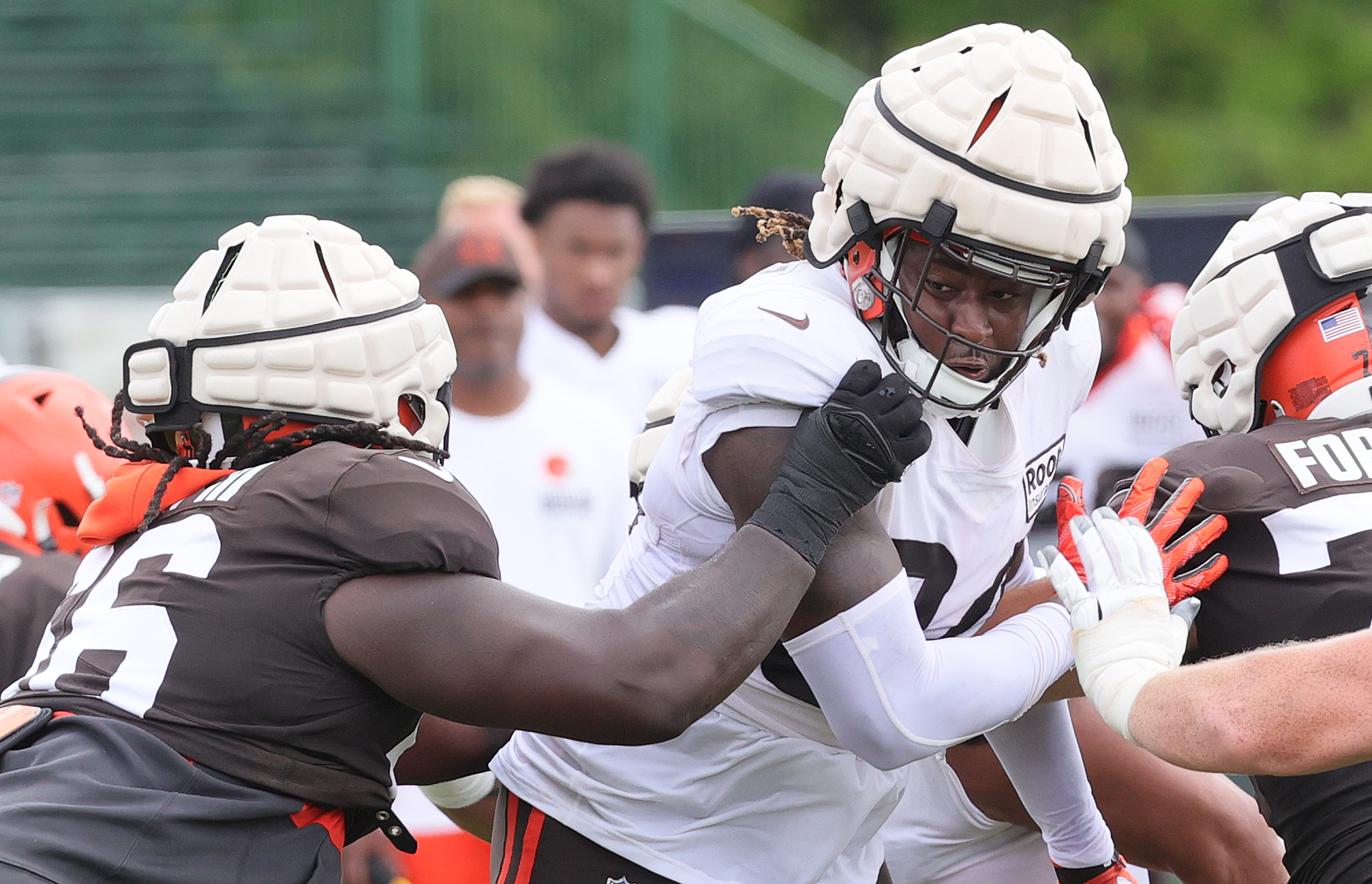 CLEVELAND, OH - OCTOBER 16: Cleveland Browns defensive end Alex