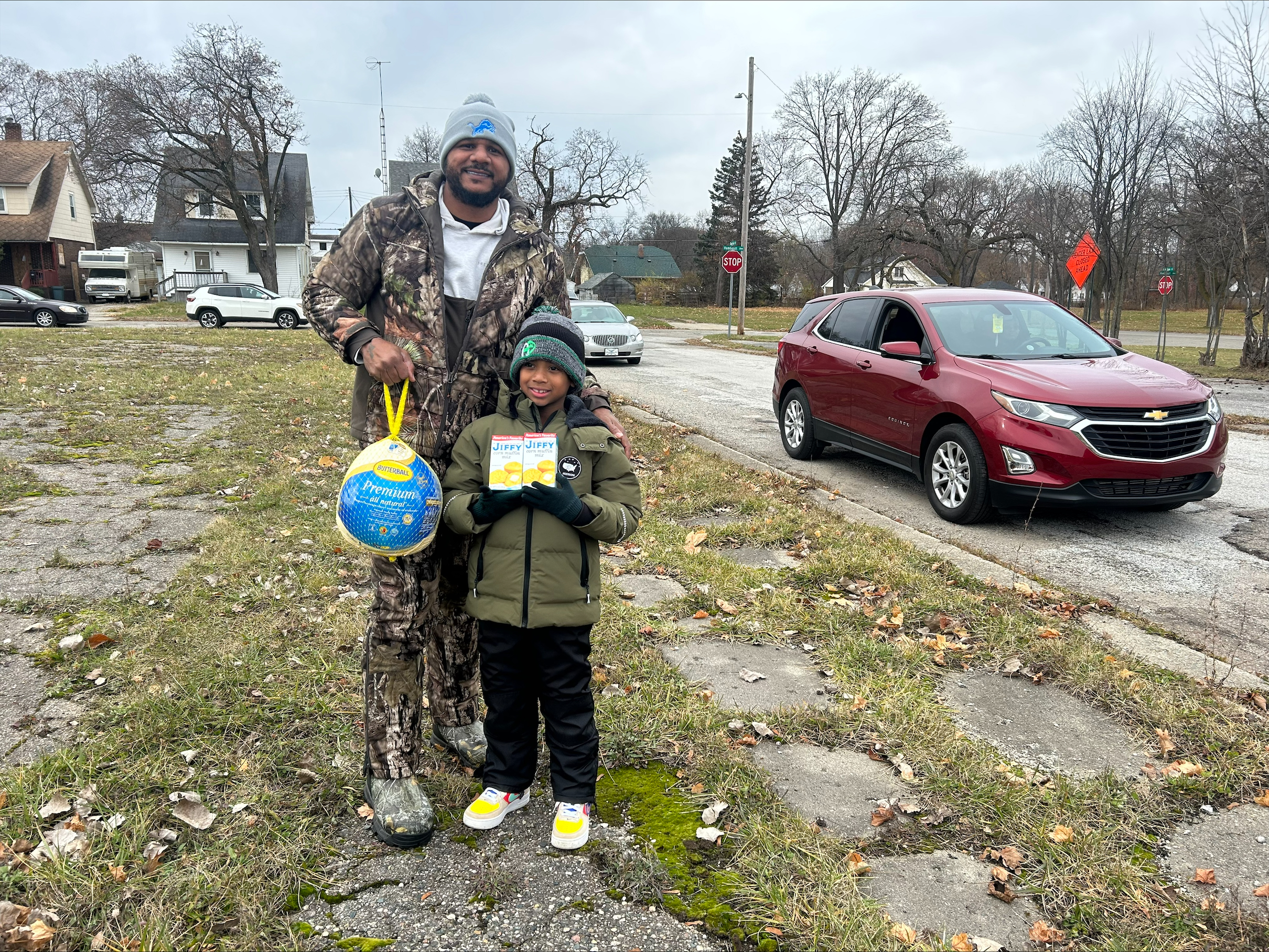 Flint boksörü Anthony Dirrell hindi hediyesine ev sahipliği yapıyor