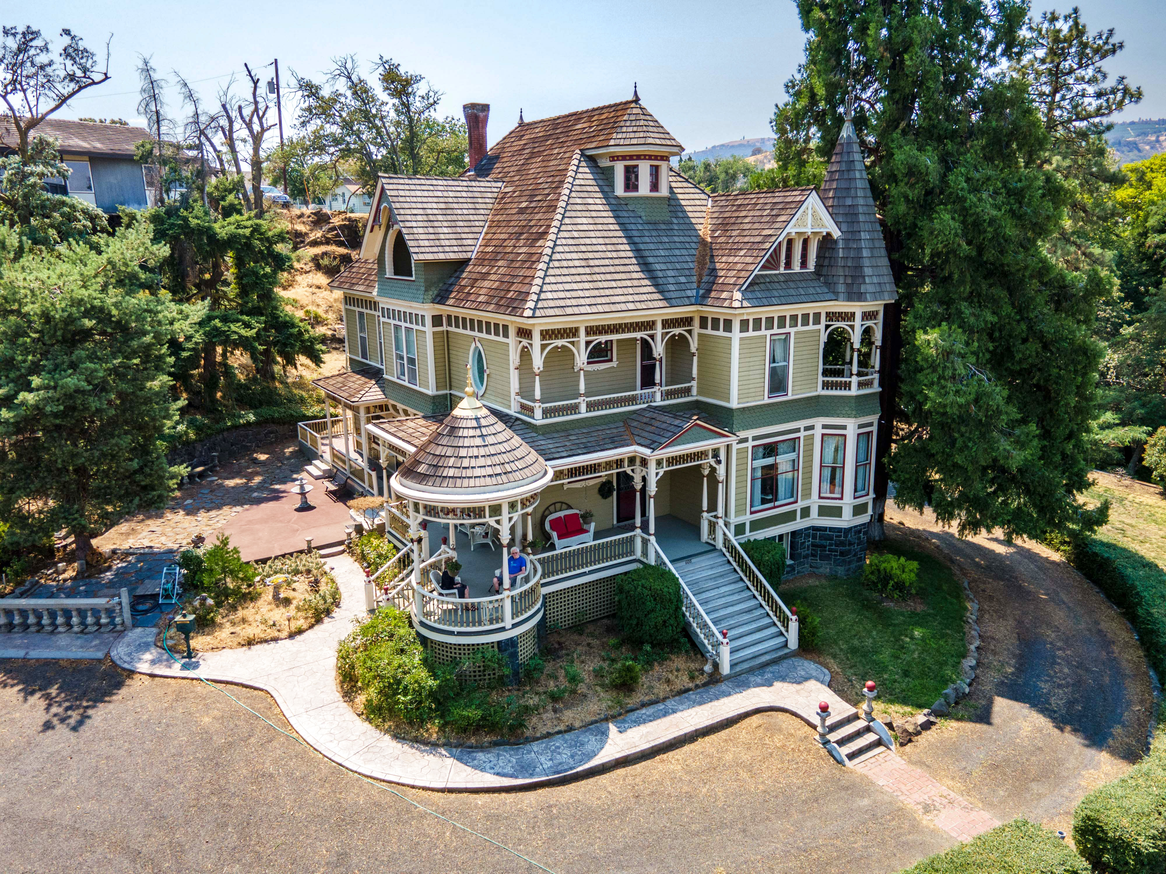 Historic Queen Anne mansion in The Dalles for sale at $897K