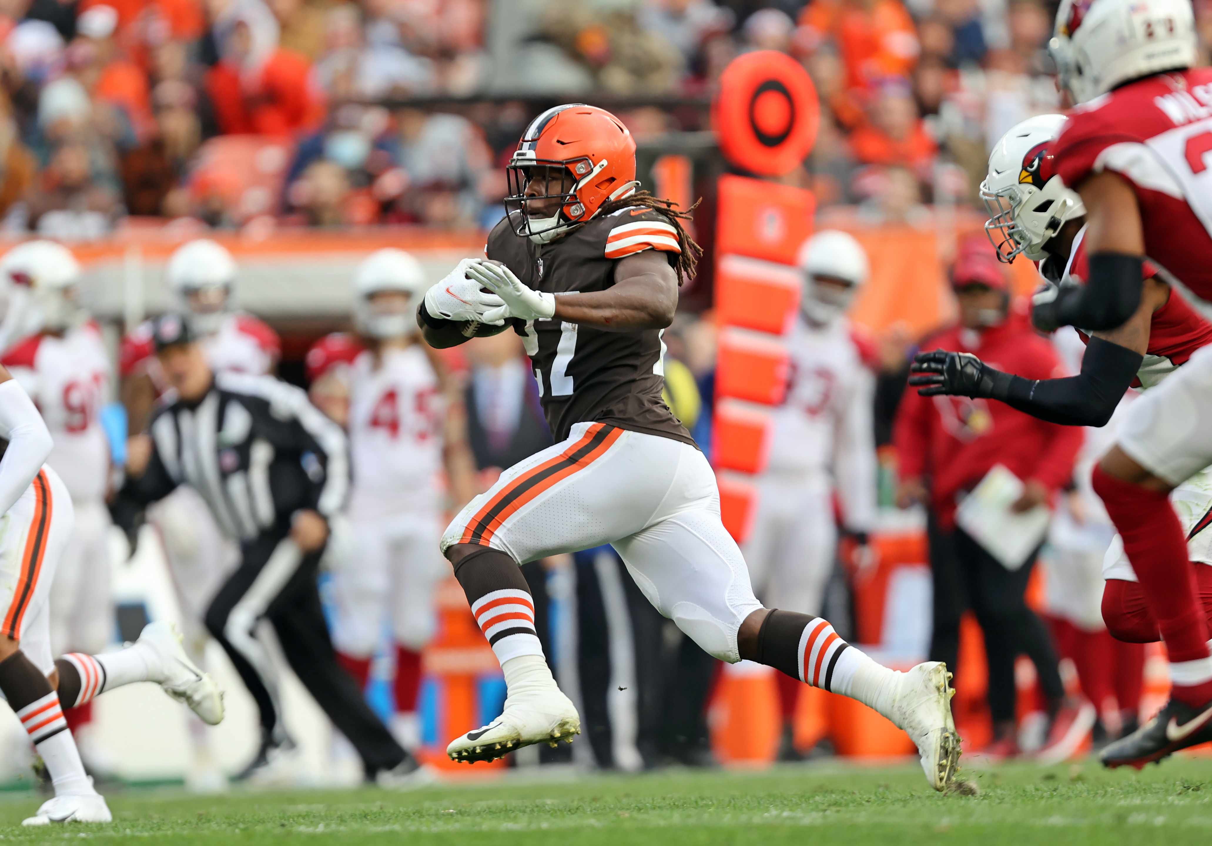 Cleveland Browns running back Kareem Hunt suffers calf injury