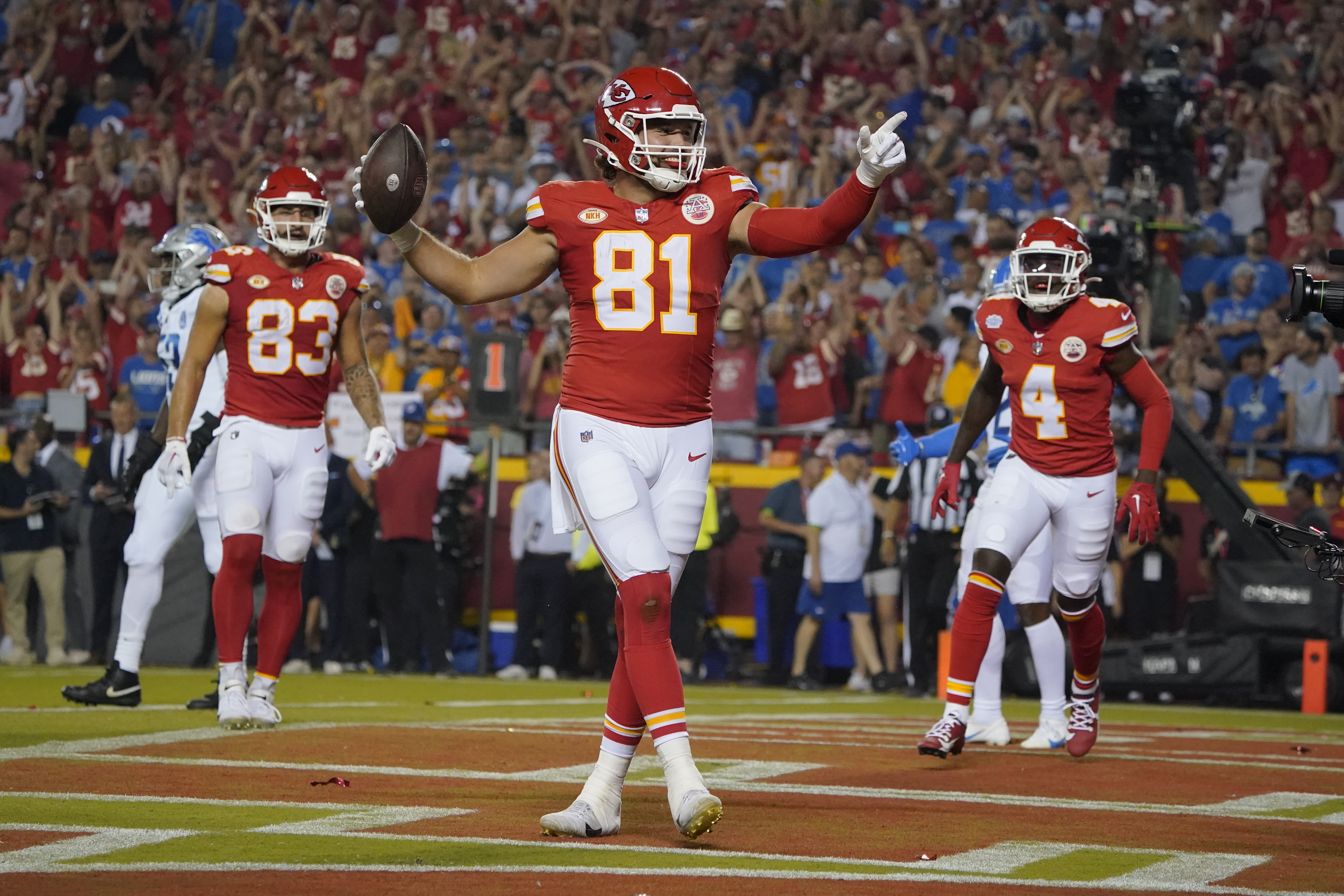 Kansas City Chiefs tight end Noah Gray (83) warms up before an NFL