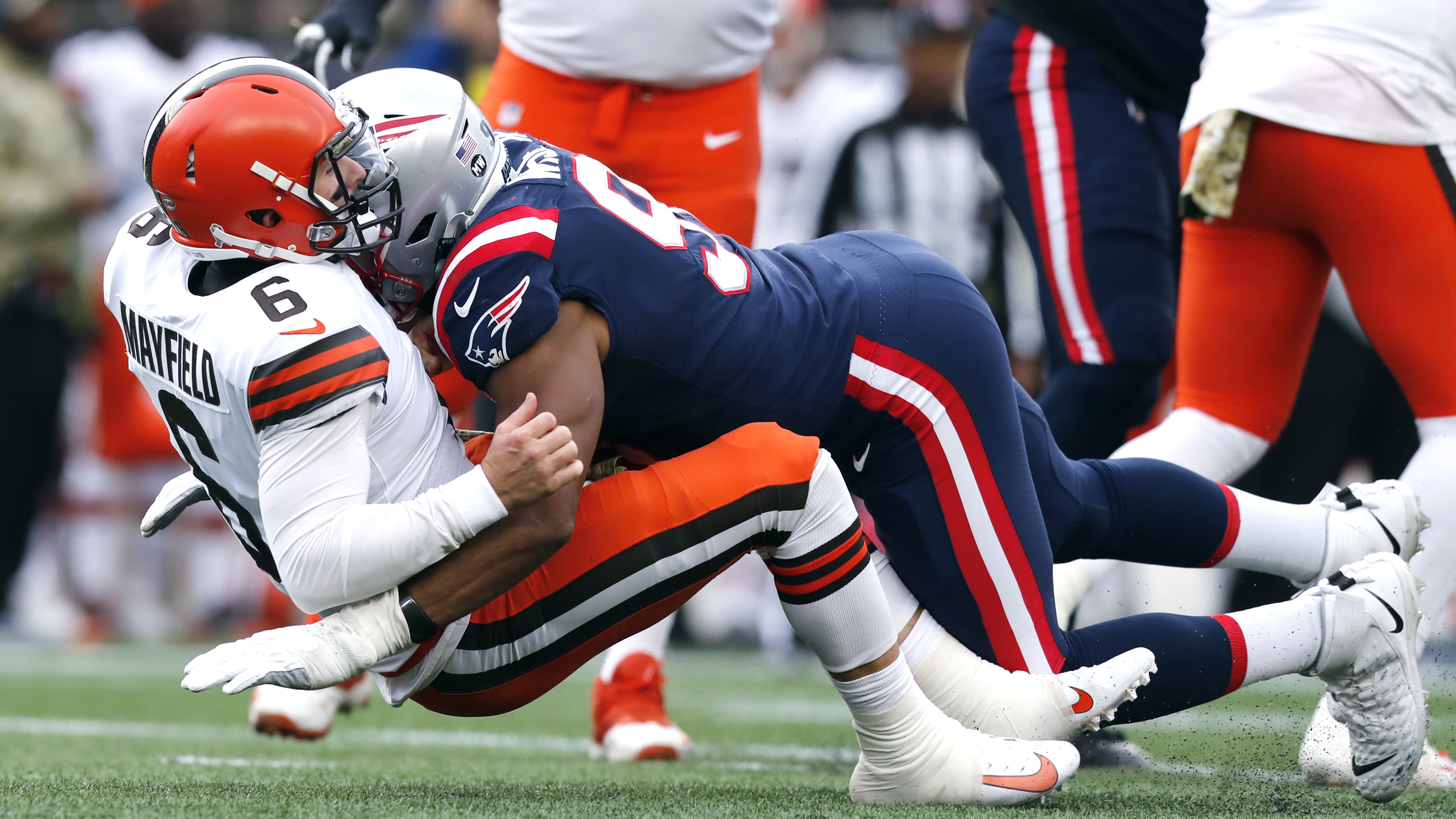 Browns quarterback Baker Mayfield leaves Patriots game with injury