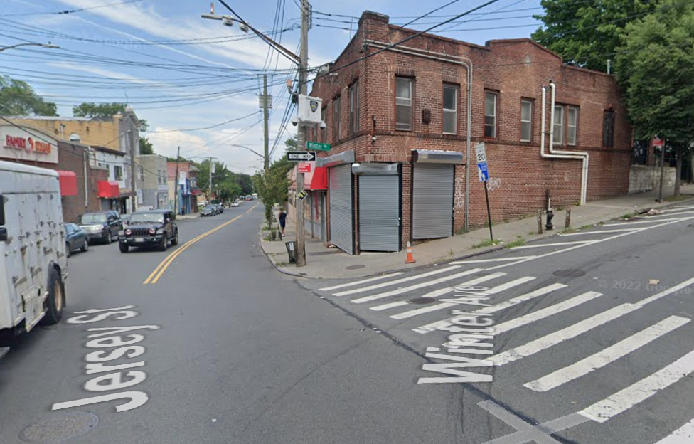 NYPD: Man Stabbed At Bodega On Staten Island; Woman Sought For Questioning