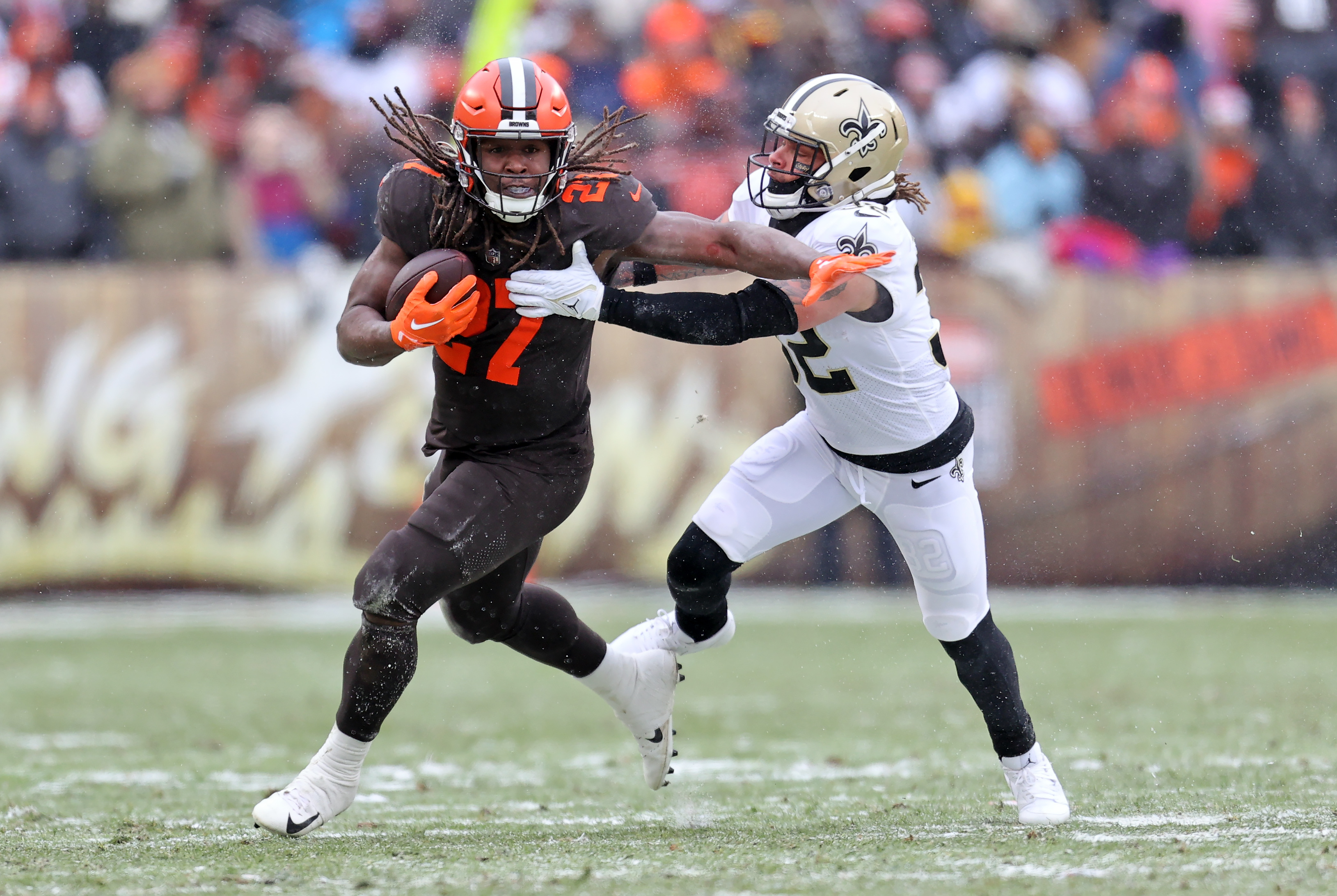 Watson on field with Browns as legal storm swirls around QB