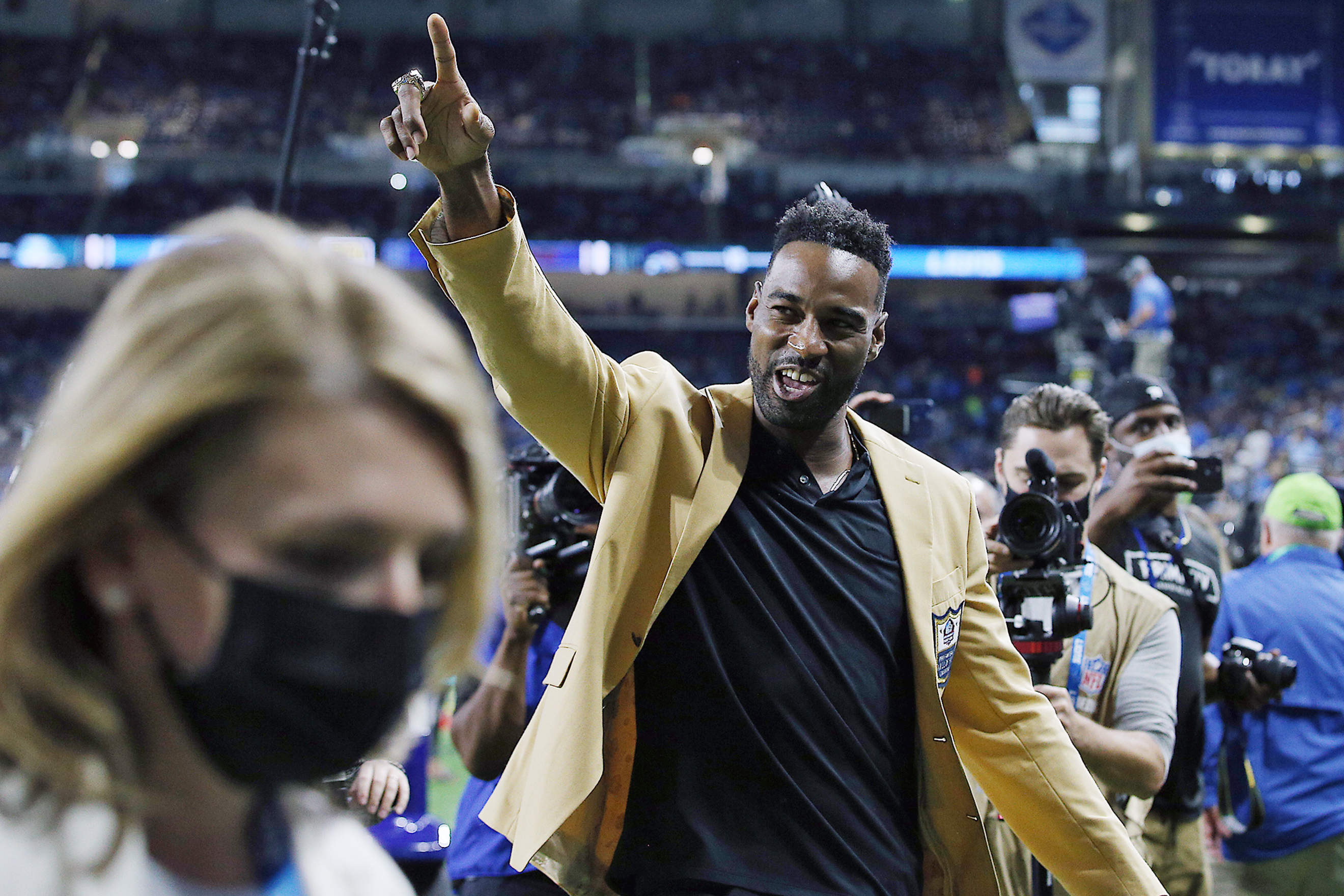 Watch: Calvin Johnson honored with Hall of Fame ring at Lions game