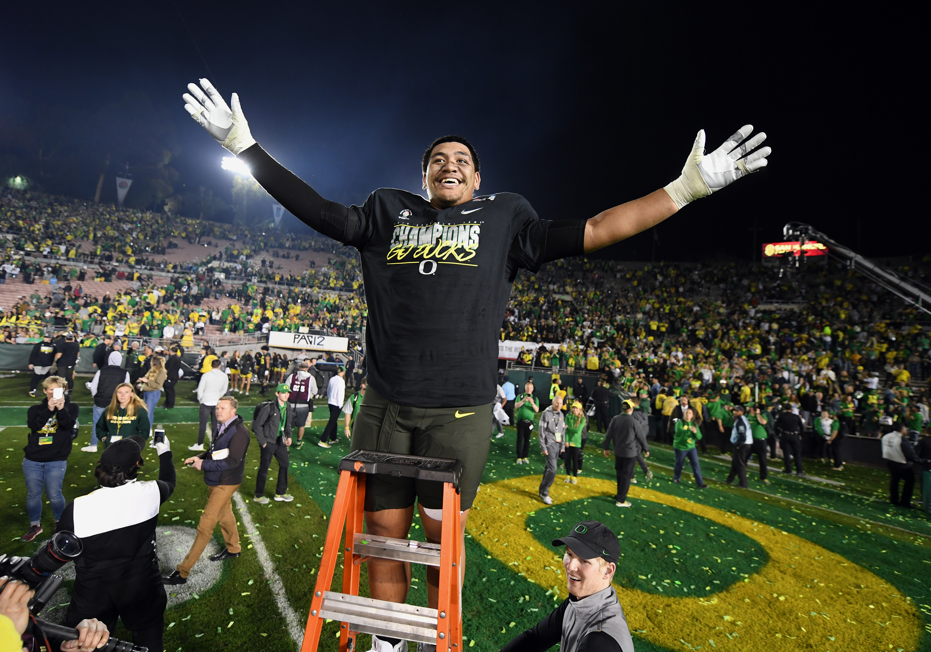 Lions pick Oregon OL Sewell 7th overall in NFL Draft