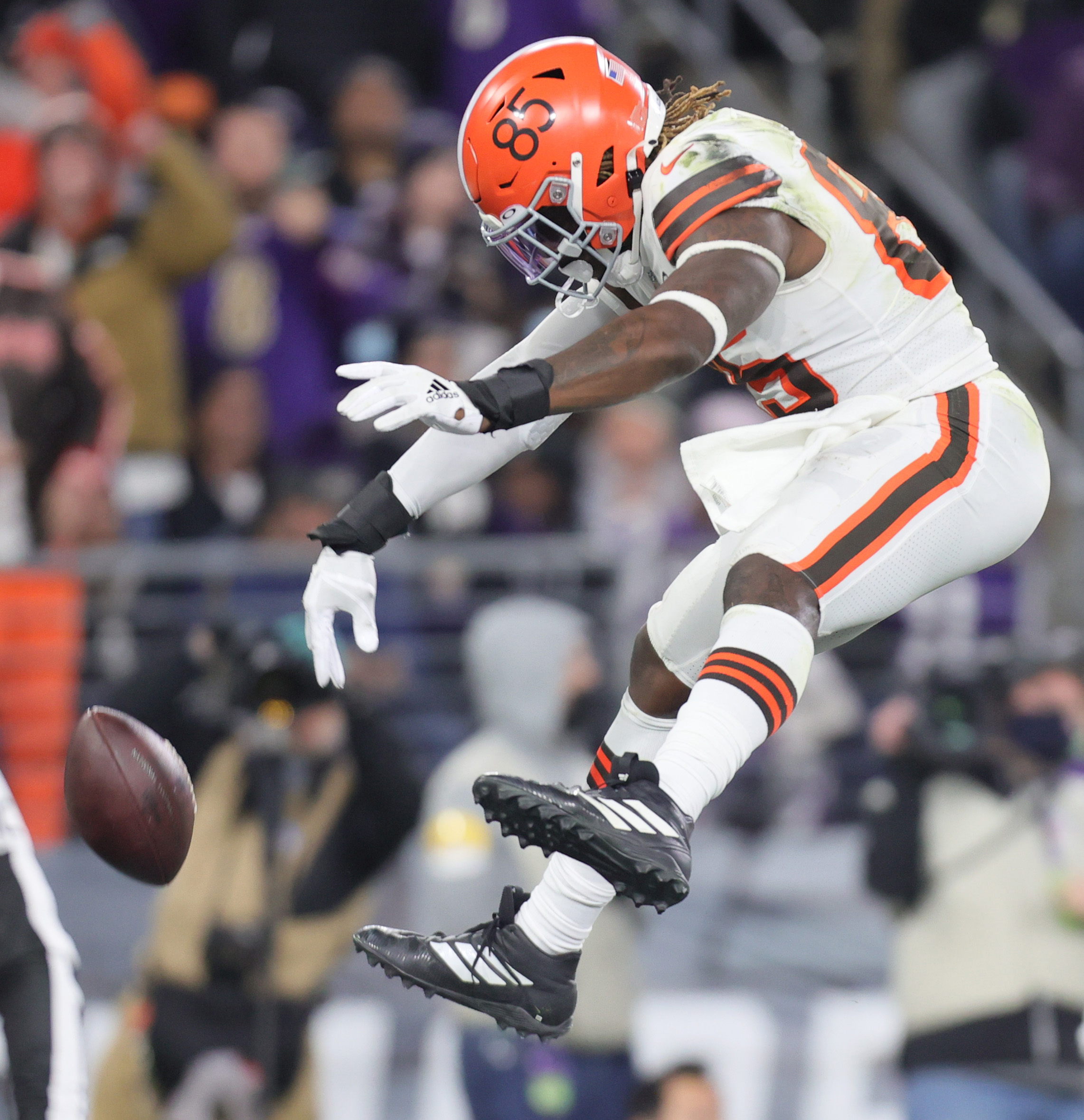 Baltimore, United States. 29th Nov, 2021. Cleveland Browns free safety John  Johnson III (C) intercepts a pass intended for Baltimore Ravens tight end  Mark Andrews (89) during the second half at M&T