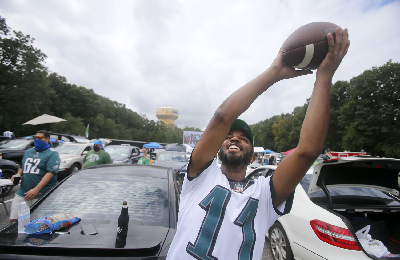 Tailgating tragedy: Eagles fans show their heart  only to have it broken  