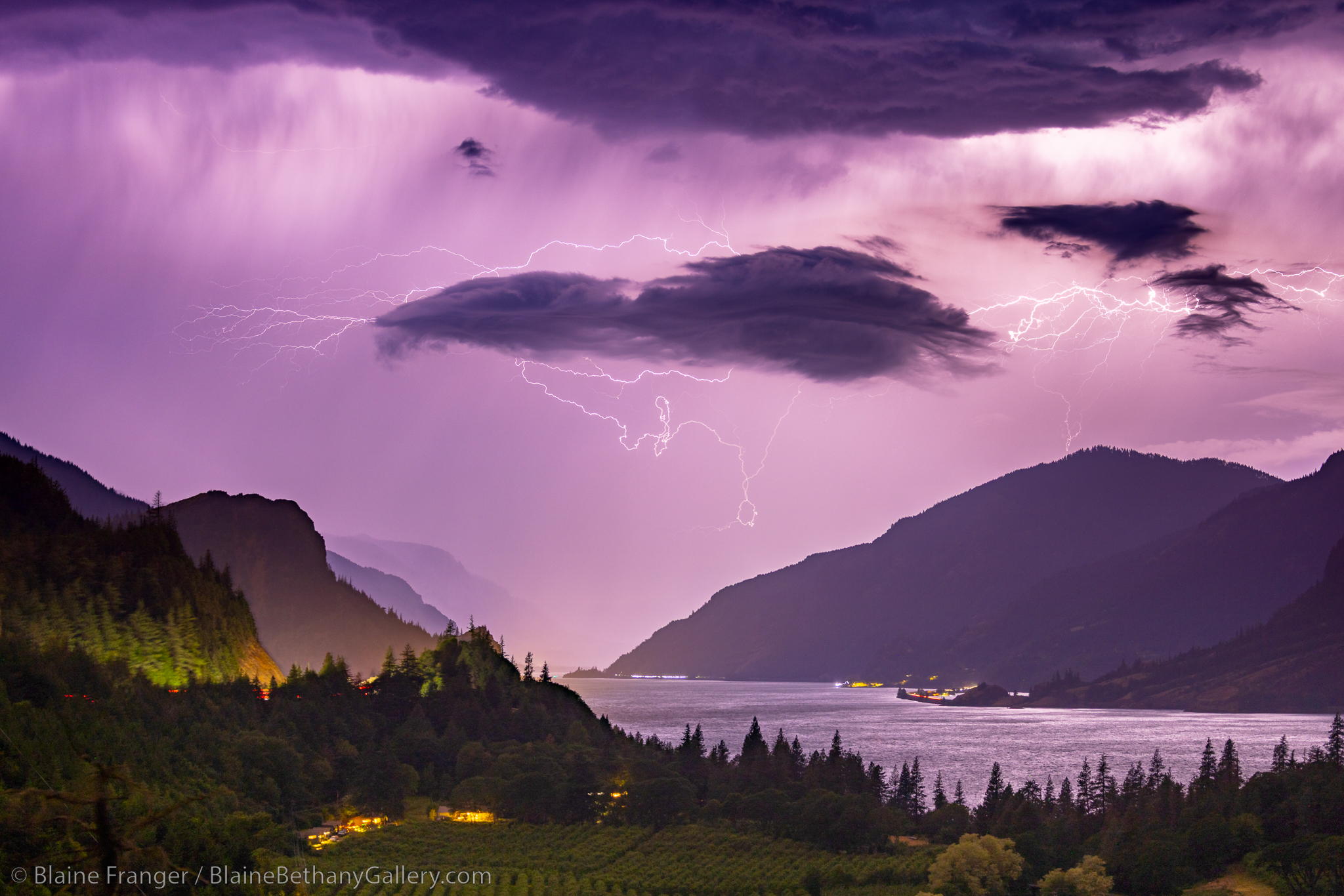 Lightning tears across Columbia River Gorge in stunning photos