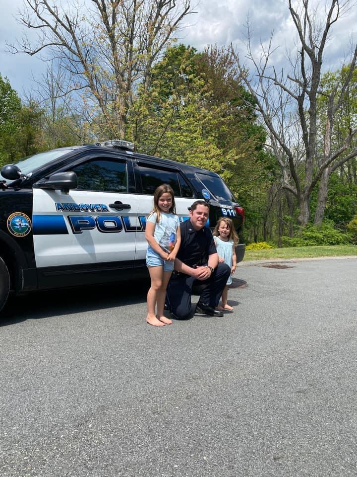 Officer, 2 children help rescue 15 baby ducks from storm drain in ...