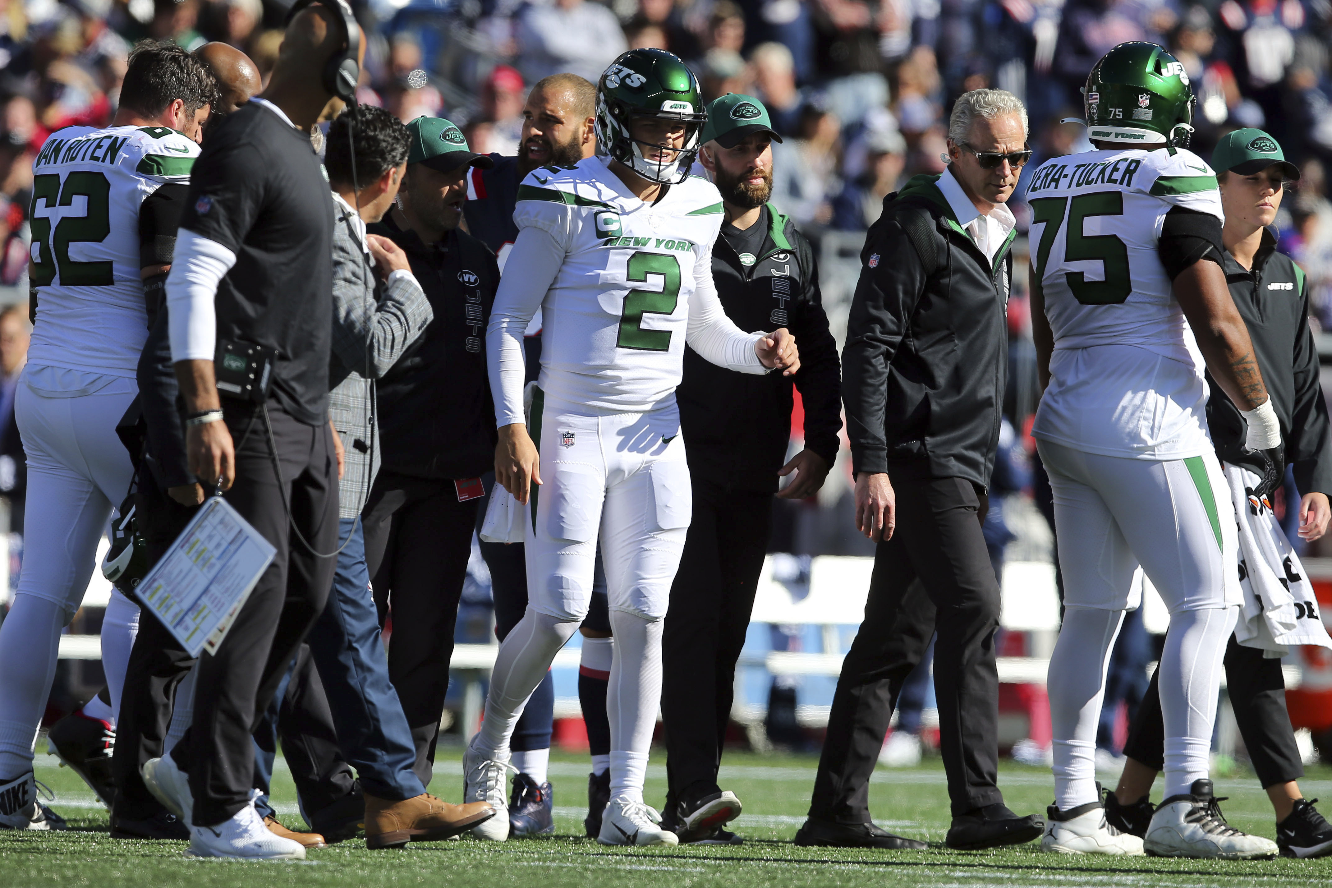 Patriots roll 54-13 as Jets lose QB Zach Wilson to injury