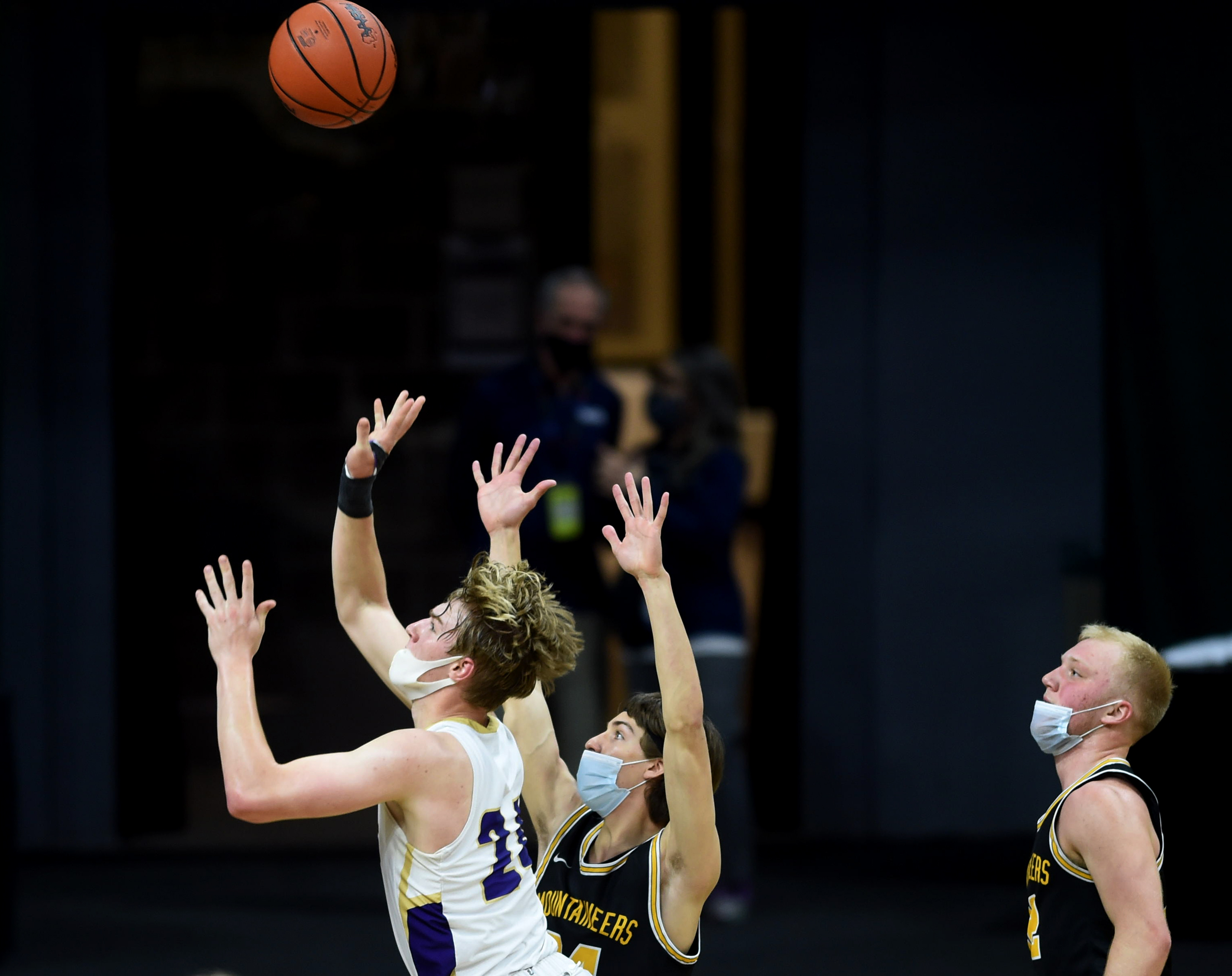 MHSAA Division 3 boys basketball semifinal Schoolcraft vs. Iron