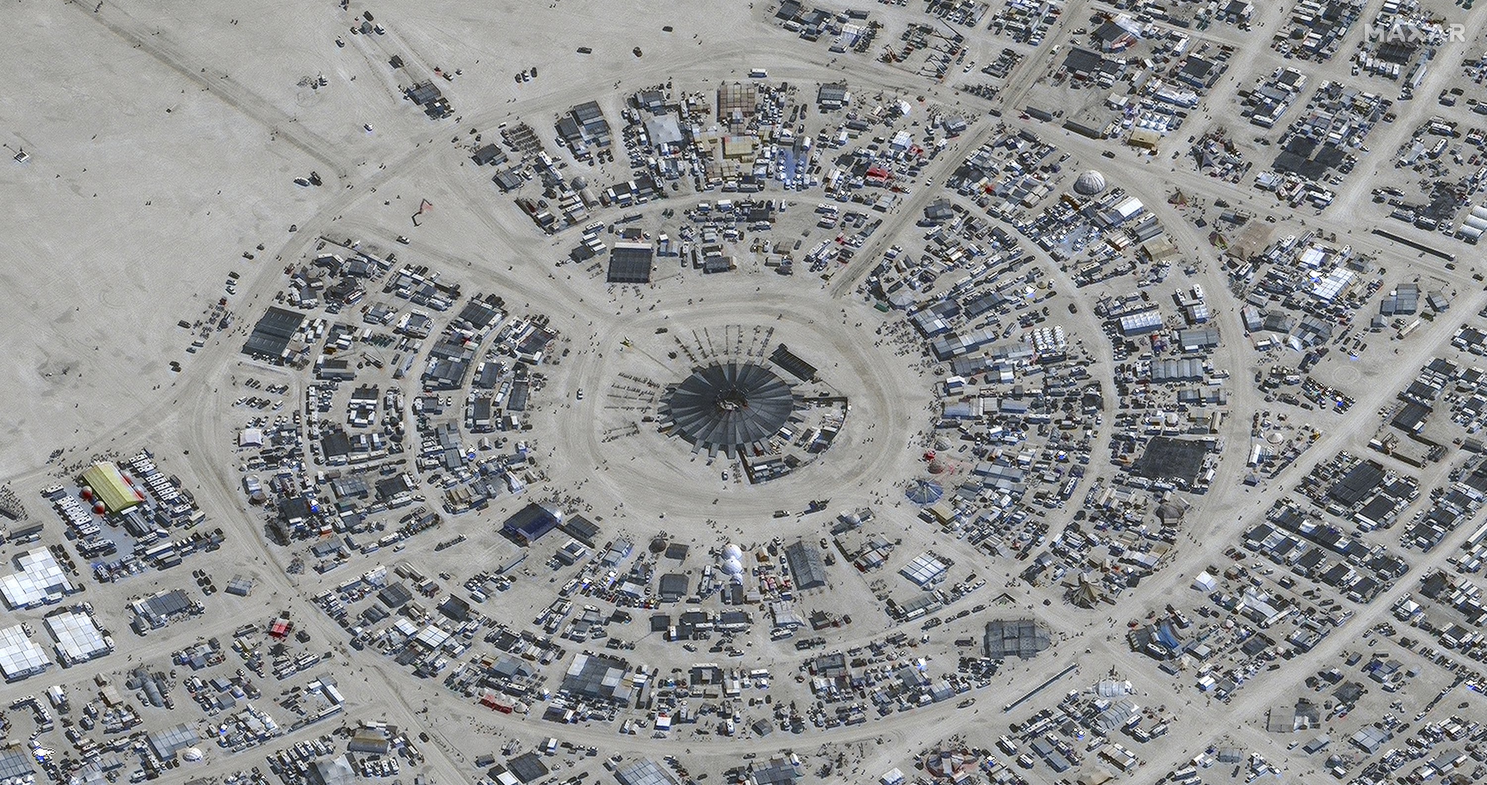フェステナレンテ Burning Man flooding strands tens of thousands at Nevada festival