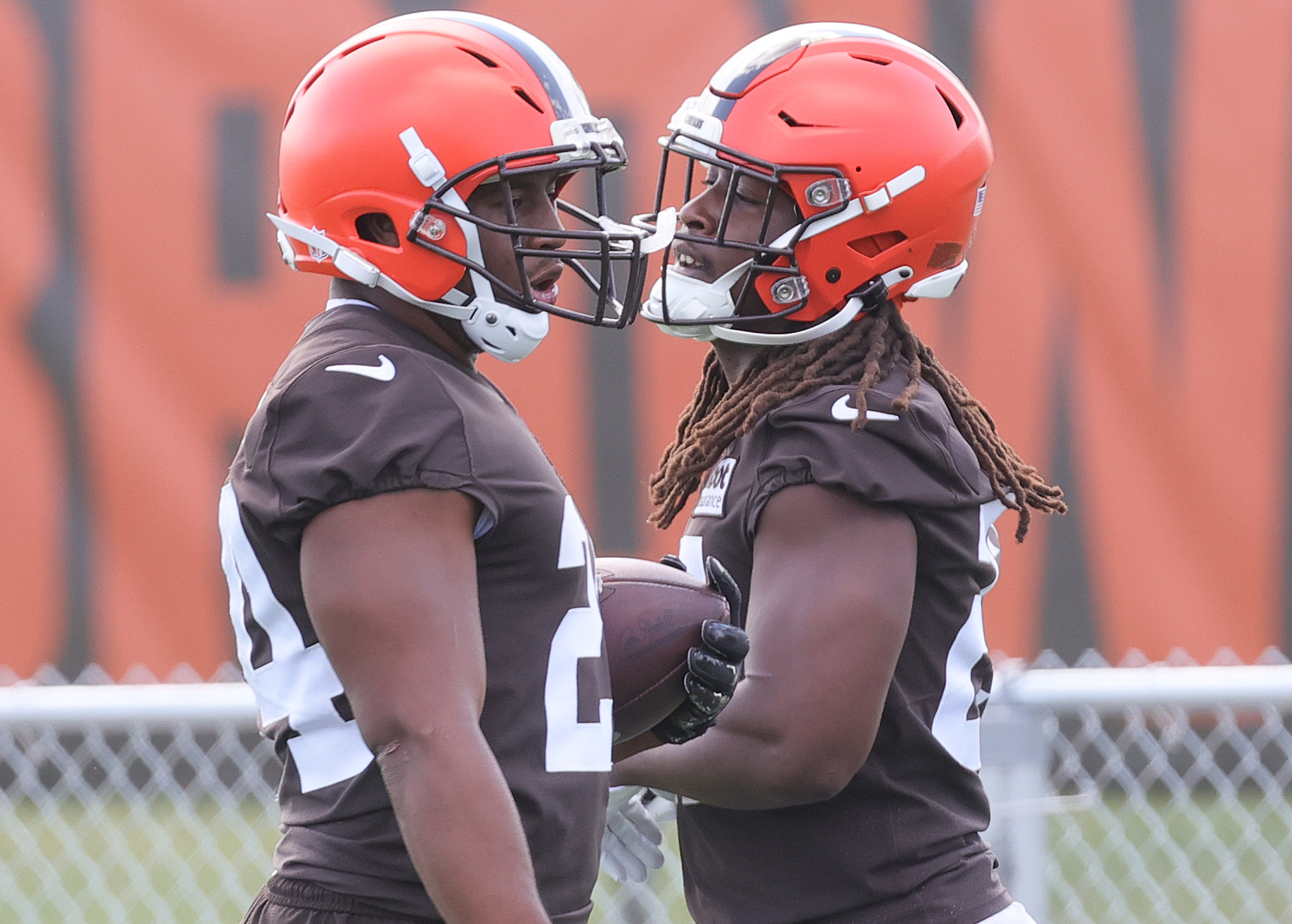 Kareem Hunt is still with the Browns with new contract a big issue - Dawgs  By Nature