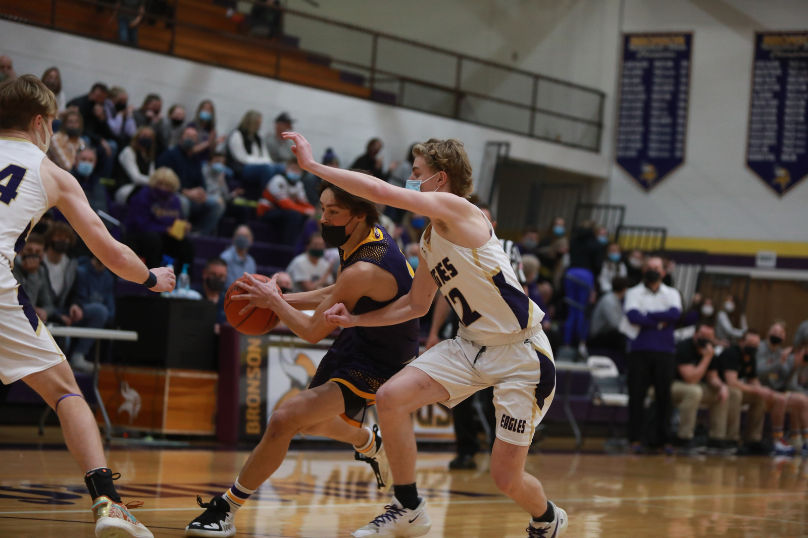 Schoolcraft defeats Kalamazoo Christian to win the division 3 regional