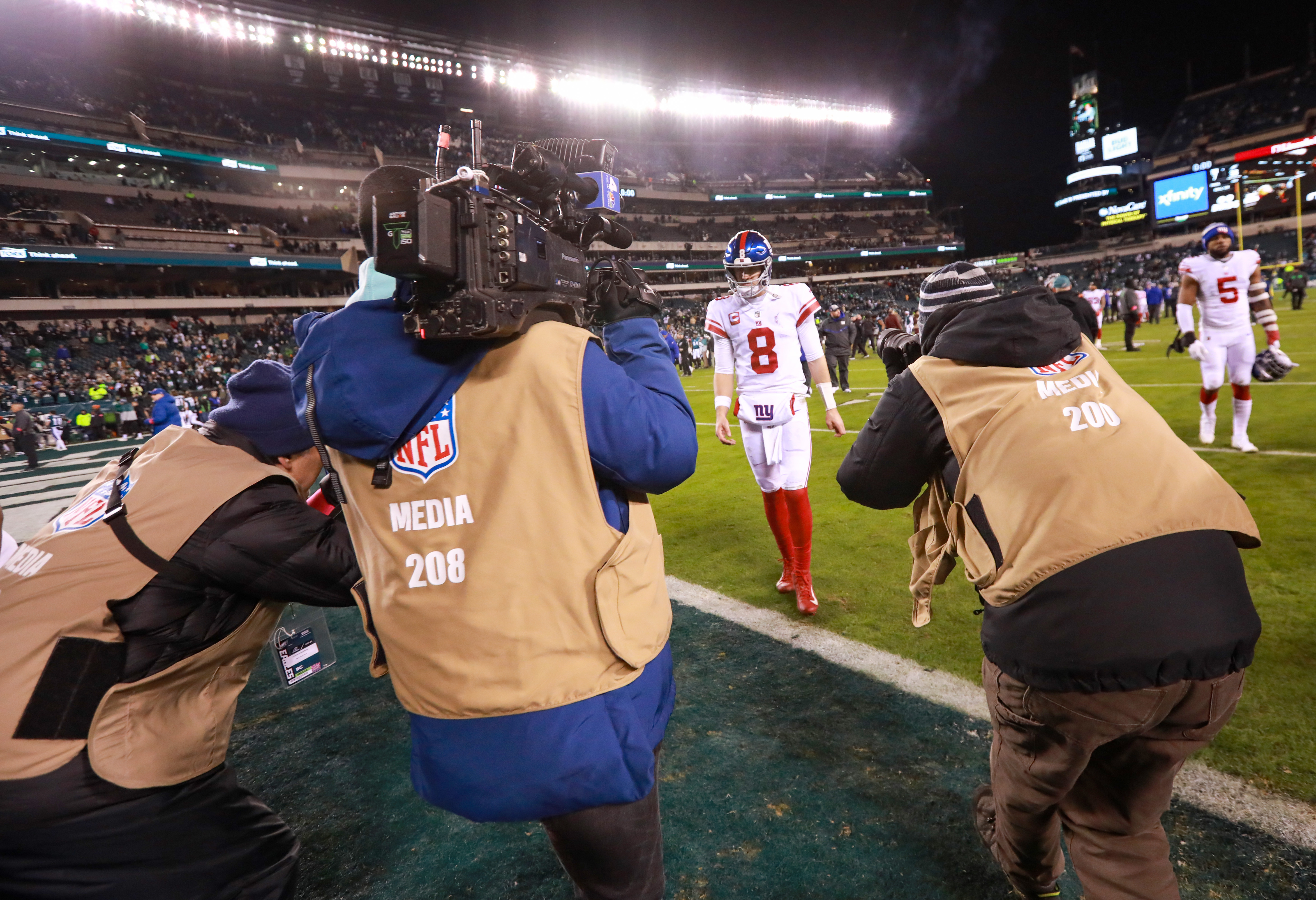 Hurts, Eagles soar past Giants 38-7 in playoffs