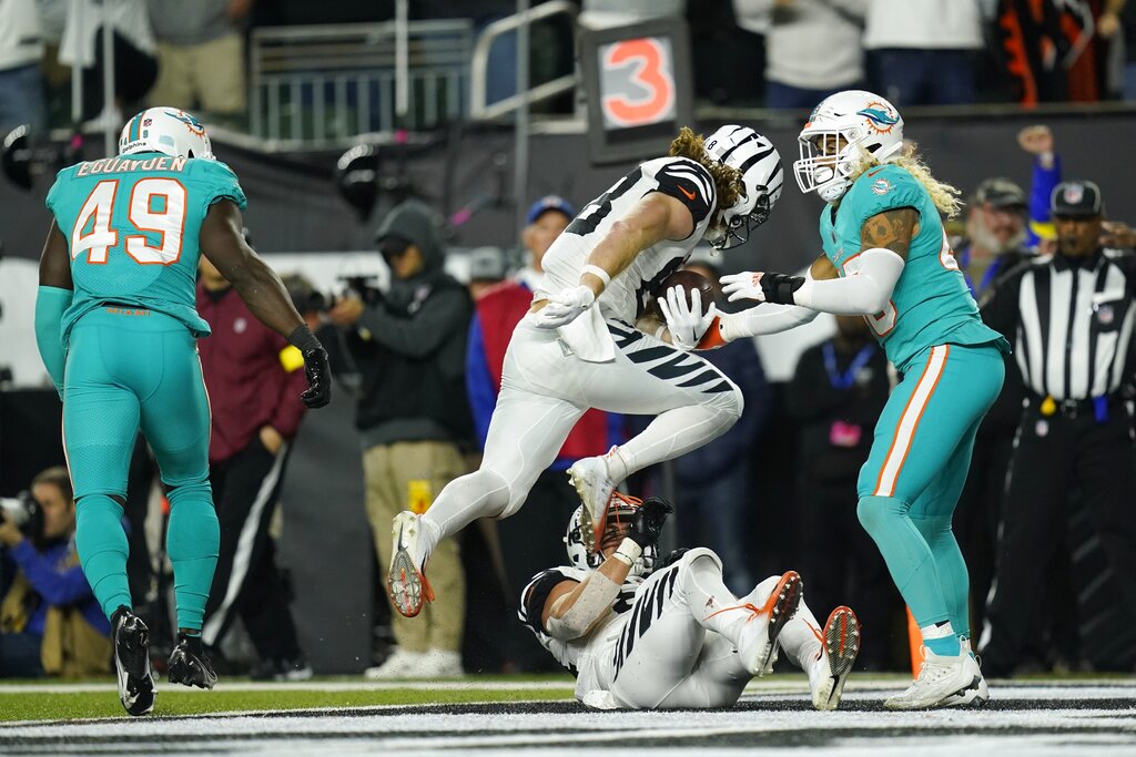 CINCINNATI, OH - JANUARY 08: Cincinnati Bengals tight end Hayden Hurst (88)  dives for a first down in a game between the Baltimore Ravens and the  Cincinnati Bengals on January 8, 2023