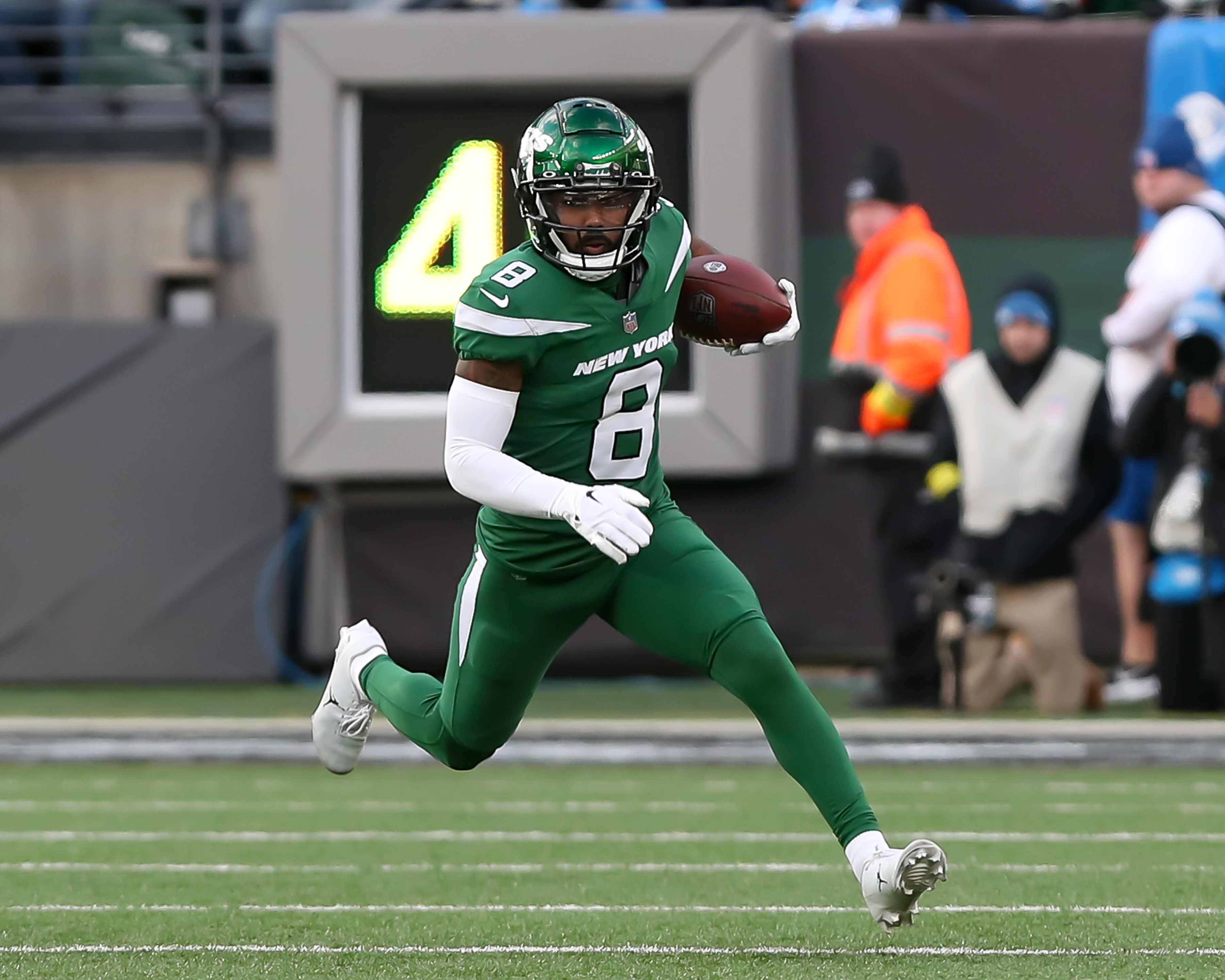 Source: Browns get WR Elijah Moore from Jets, bring back LB Walker –  News-Herald