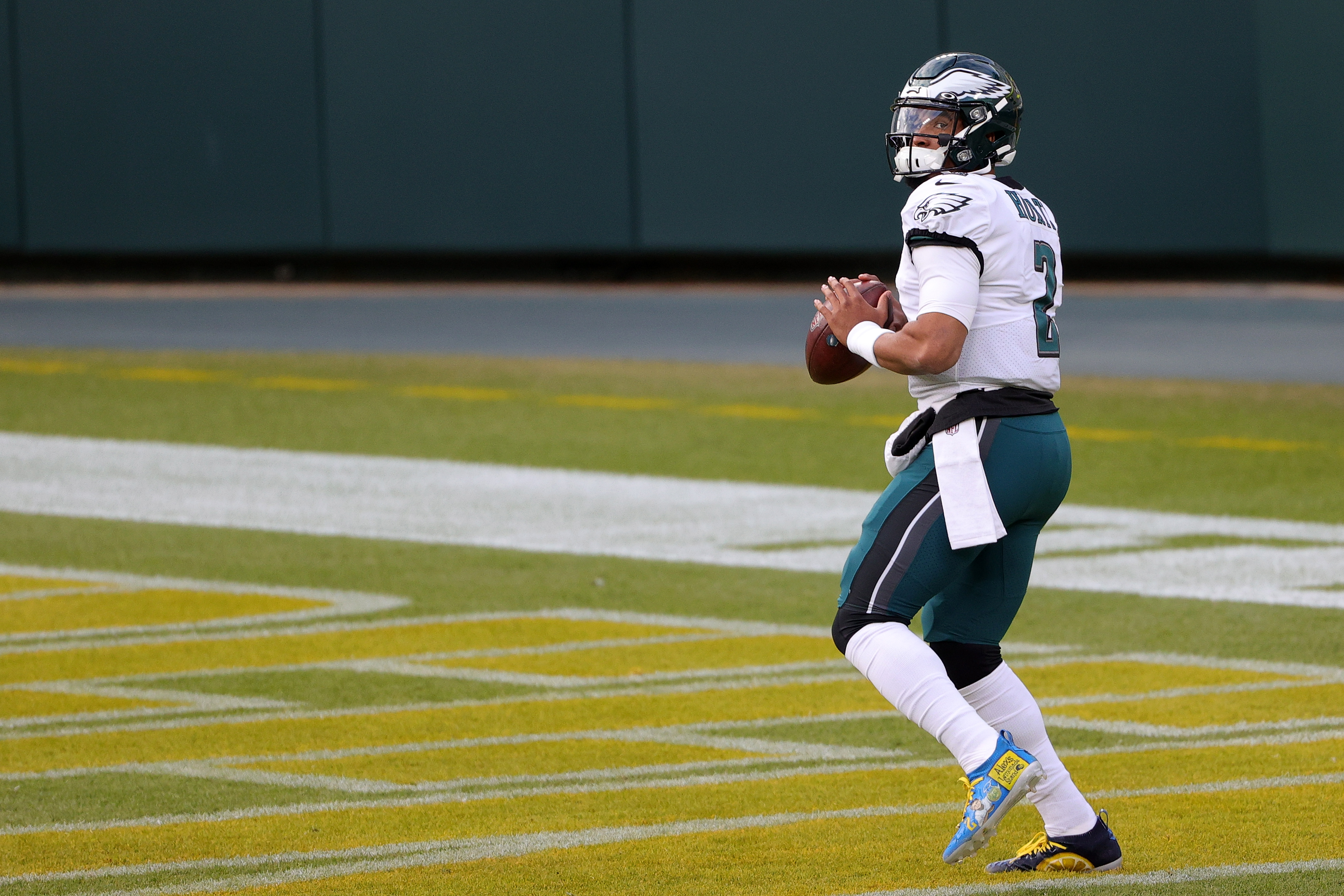 Wentz benched for rookie Hurts in Eagles' 30-16 loss to Packers