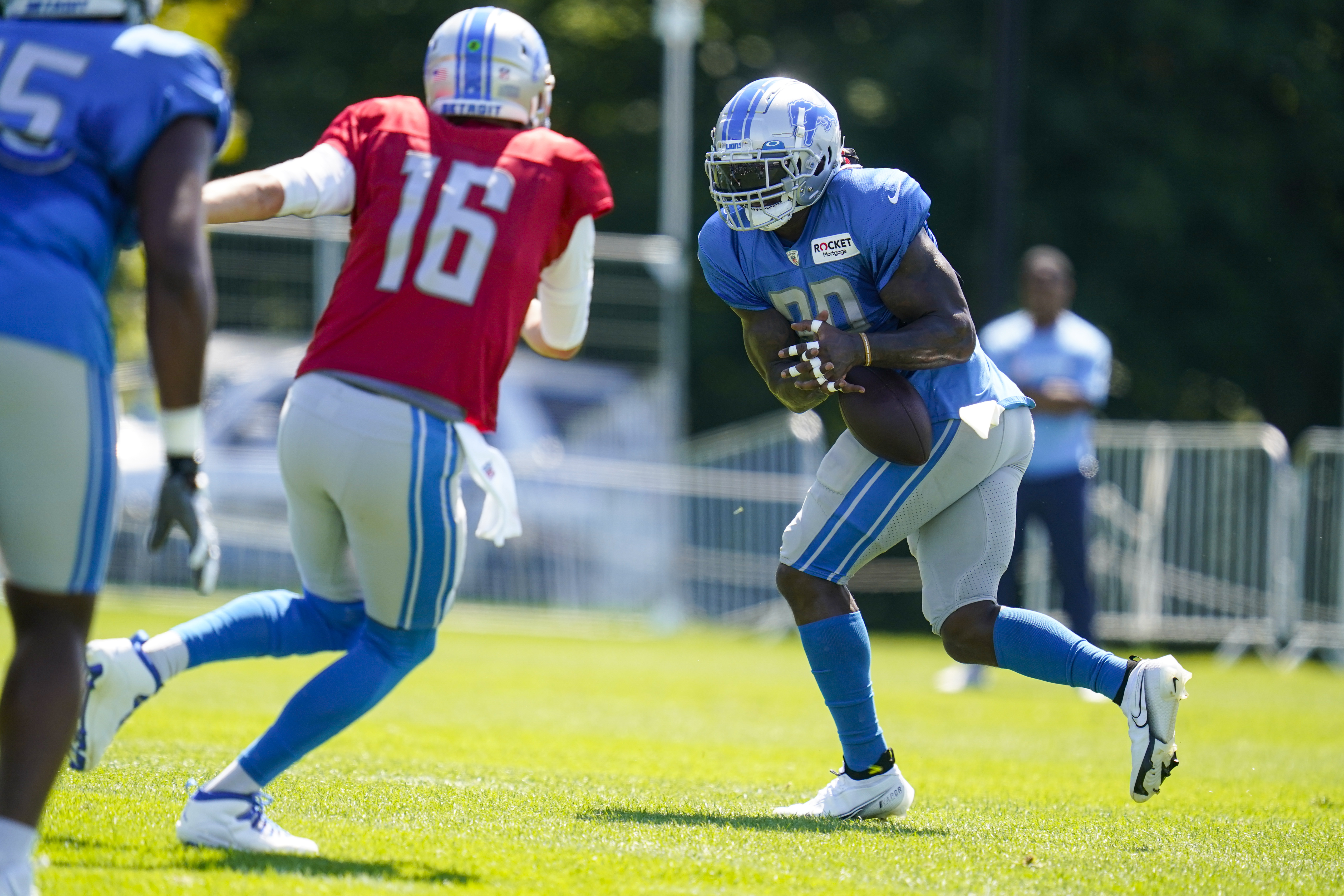 Lions fans love rookie LB Malcolm Rodriguez and his pregame outfit