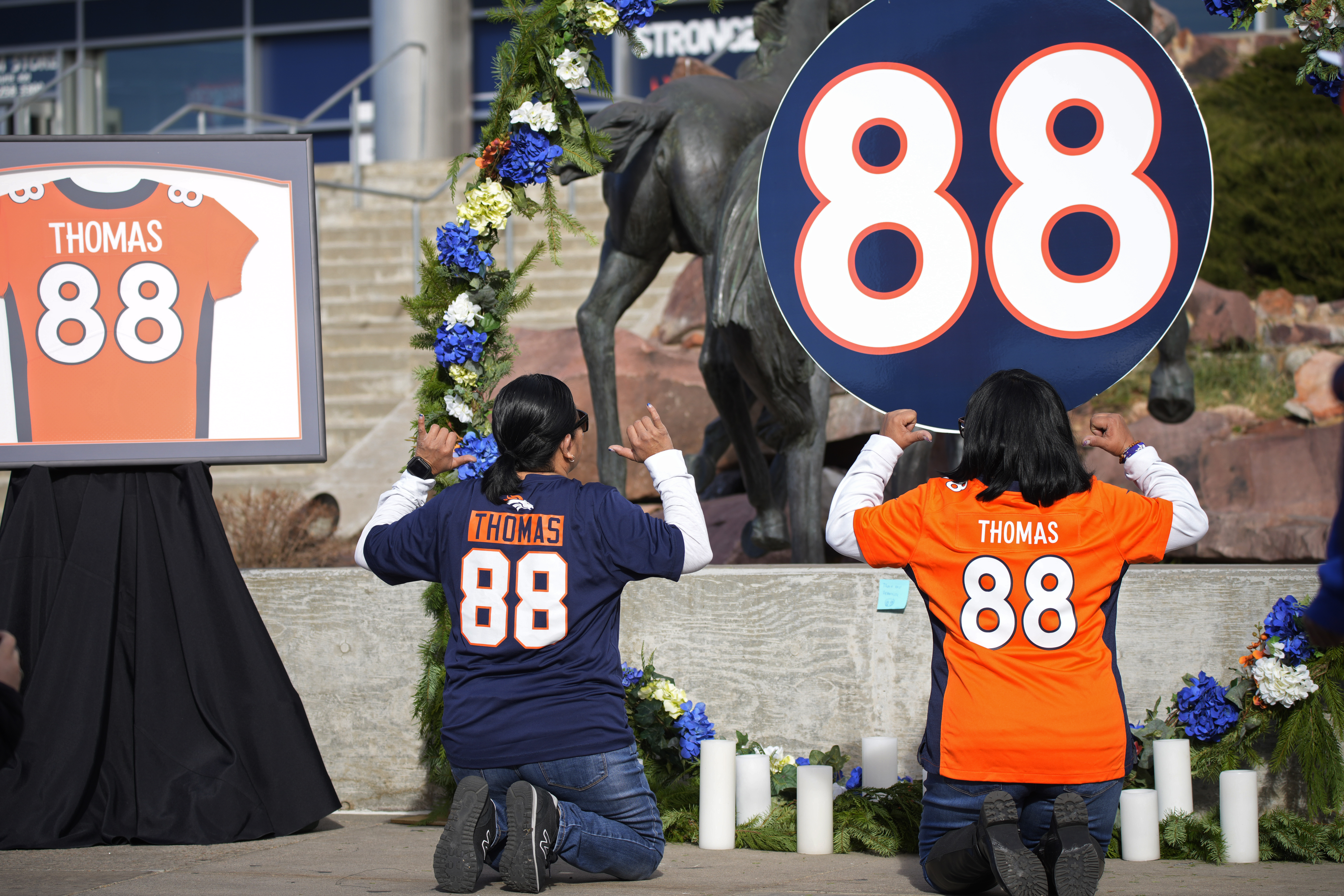 Broncos honor Demaryius Thomas with 10 man huddle vs. Detroit