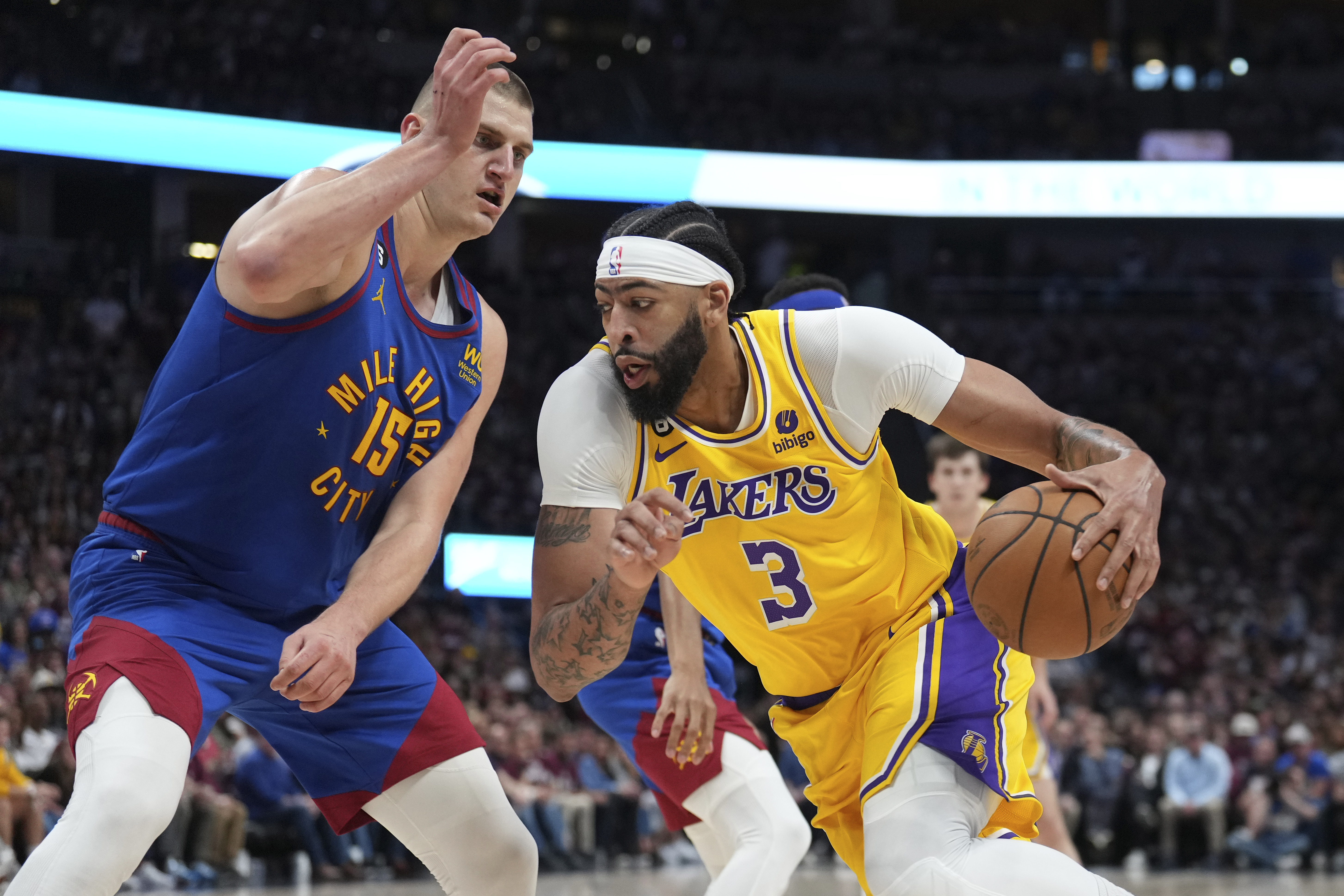 Jokic leads Nuggets past Lakers 132-126 in West opener