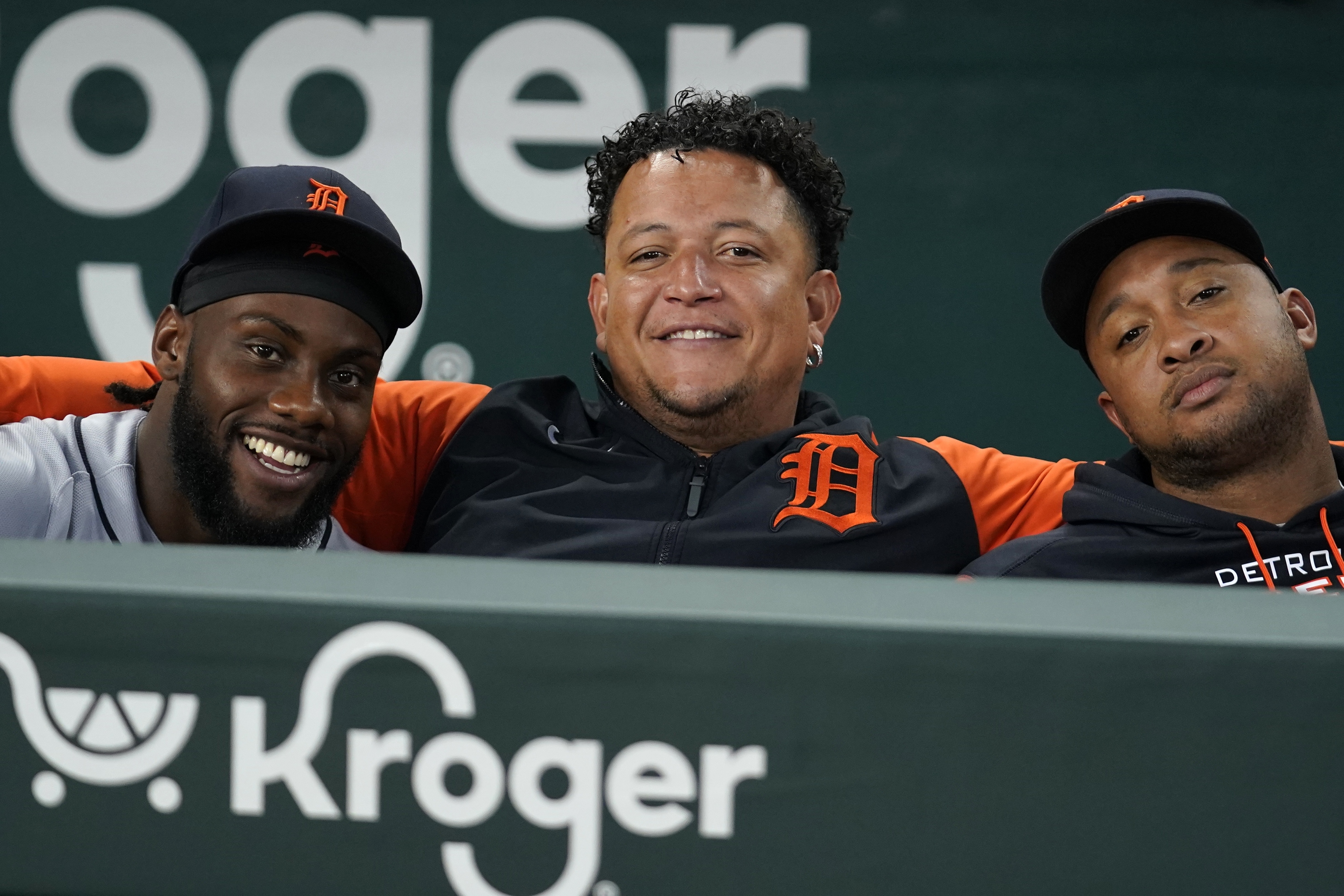 Miguel Cabrera ovation: Tigers legend gets standing ovation in last Major  League game - DraftKings Network