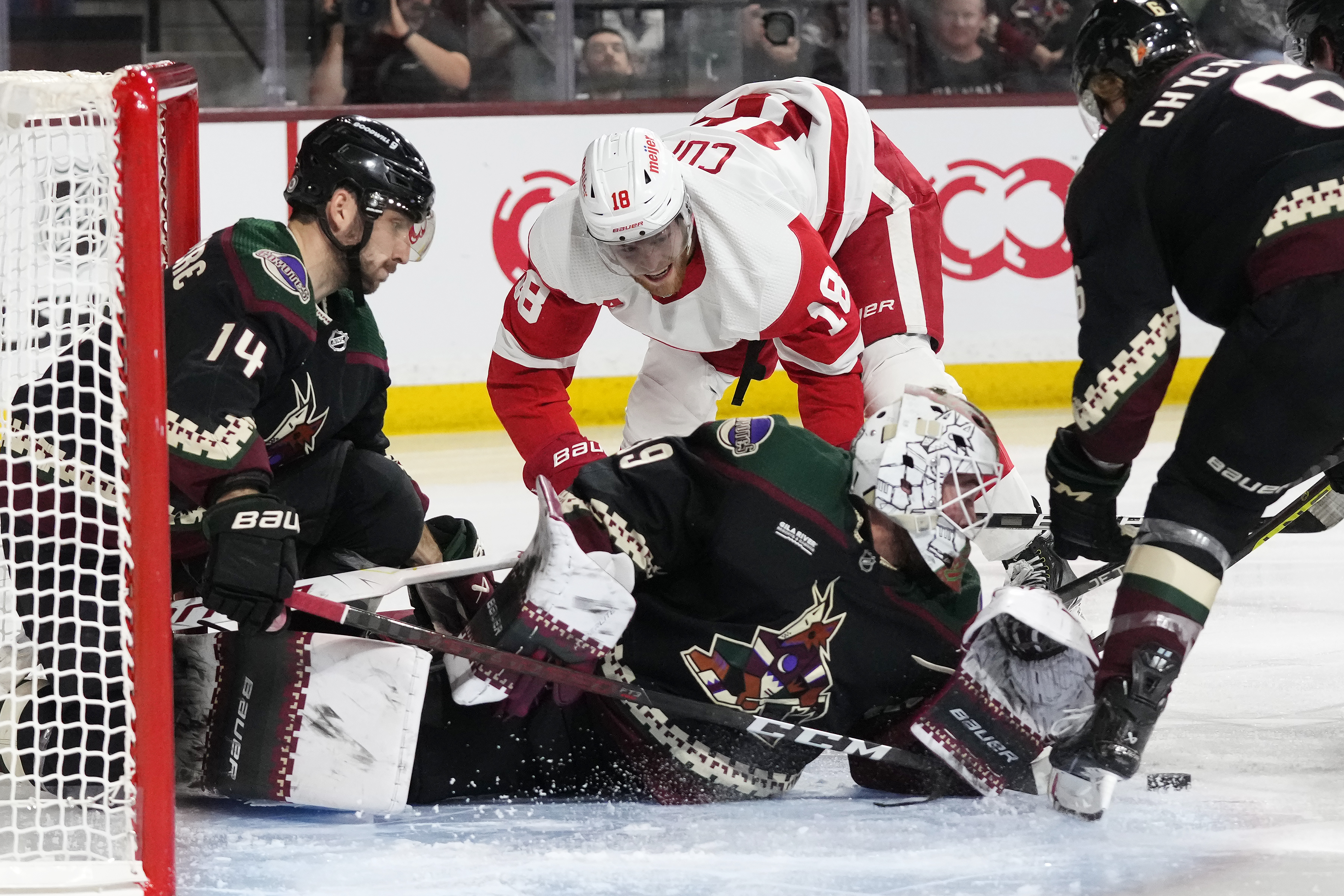 Schmaltz's 4 points help Coyotes waltz past Red Wings, 9-2
