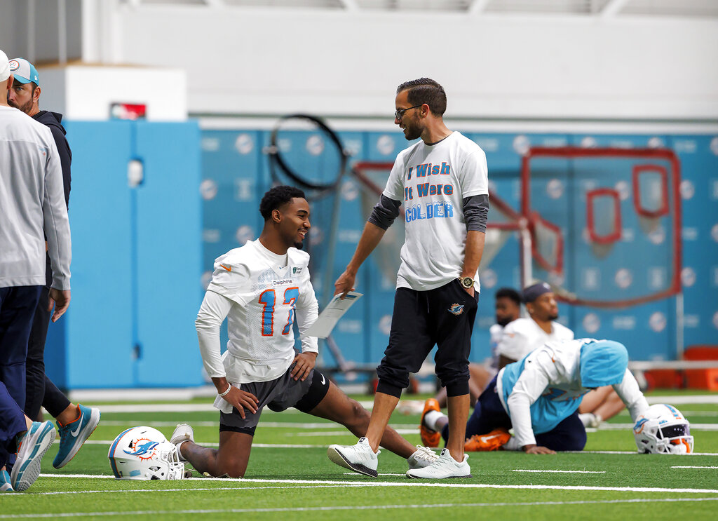 Bills vs. Dolphins weather: Miami arrives in snowy Orchard Park with trunks  of gear for the cold, per report 