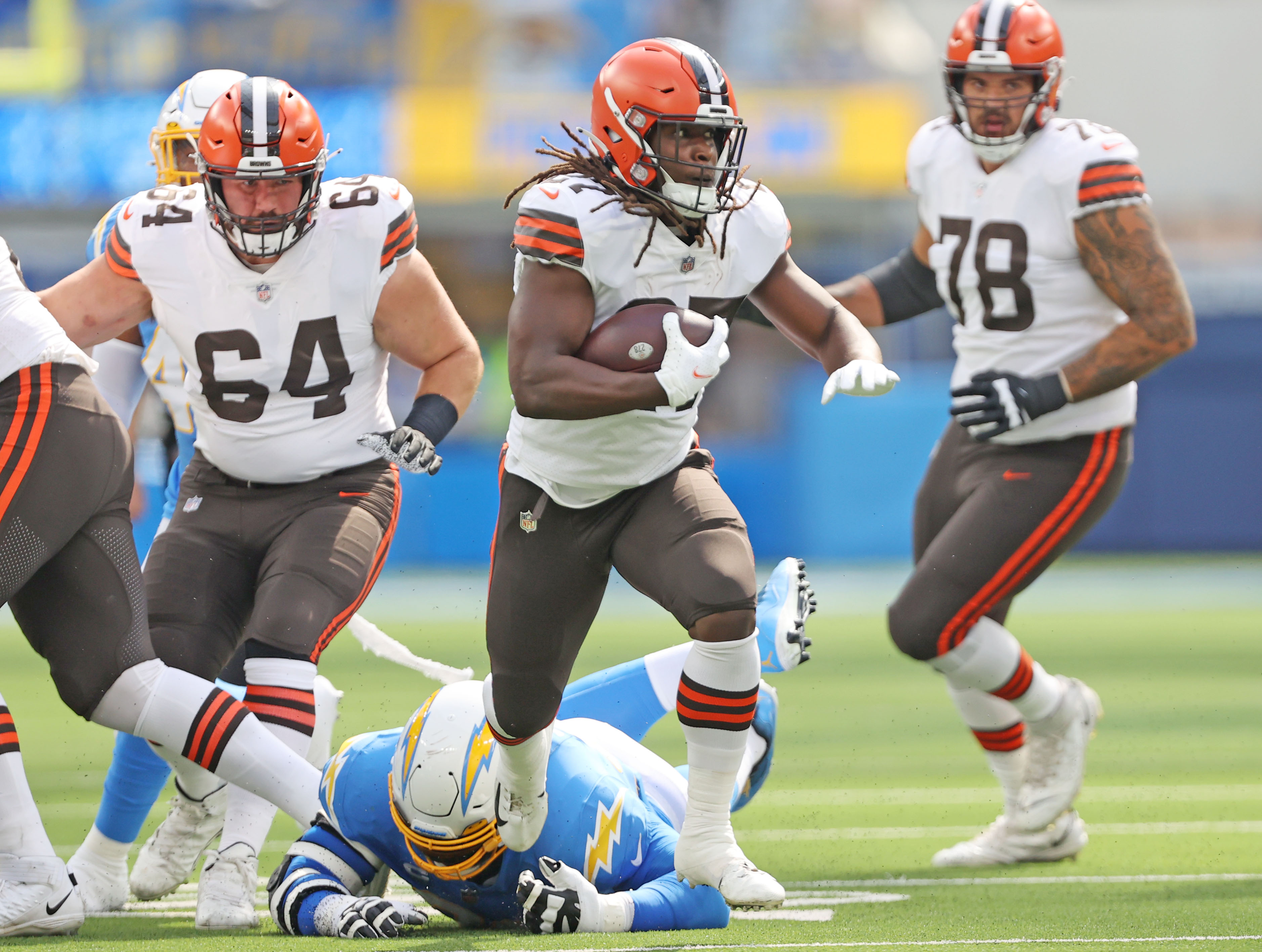 CLEVELAND, OH - OCTOBER 09: Cleveland Browns tight end David Njoku (85)  runs after making a catch during the fourth quarter of the National  Football League game between the Los Angeles Chargers