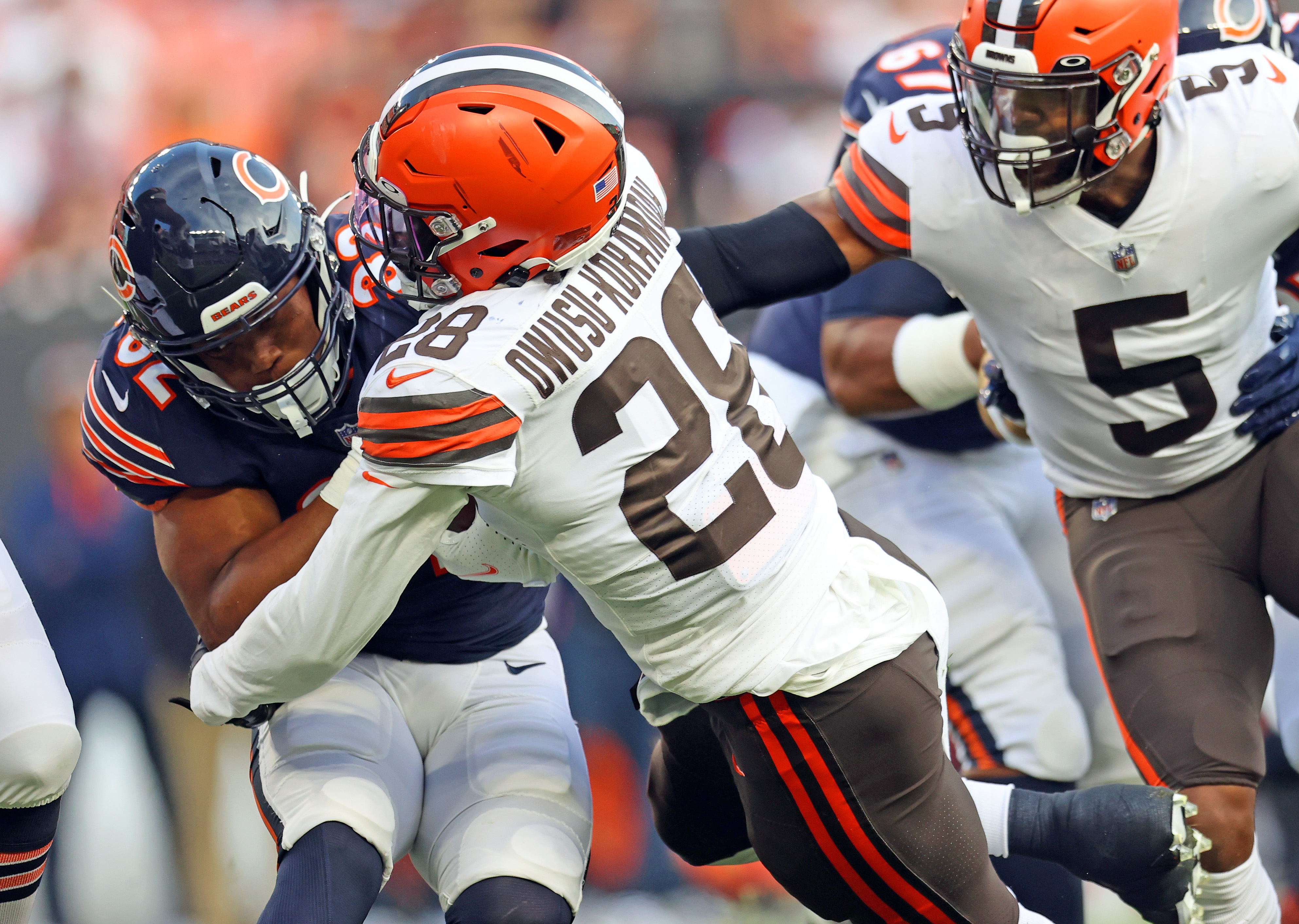 Cleveland Browns LB Jeremiah Owusu-Koramoah participates in team drills