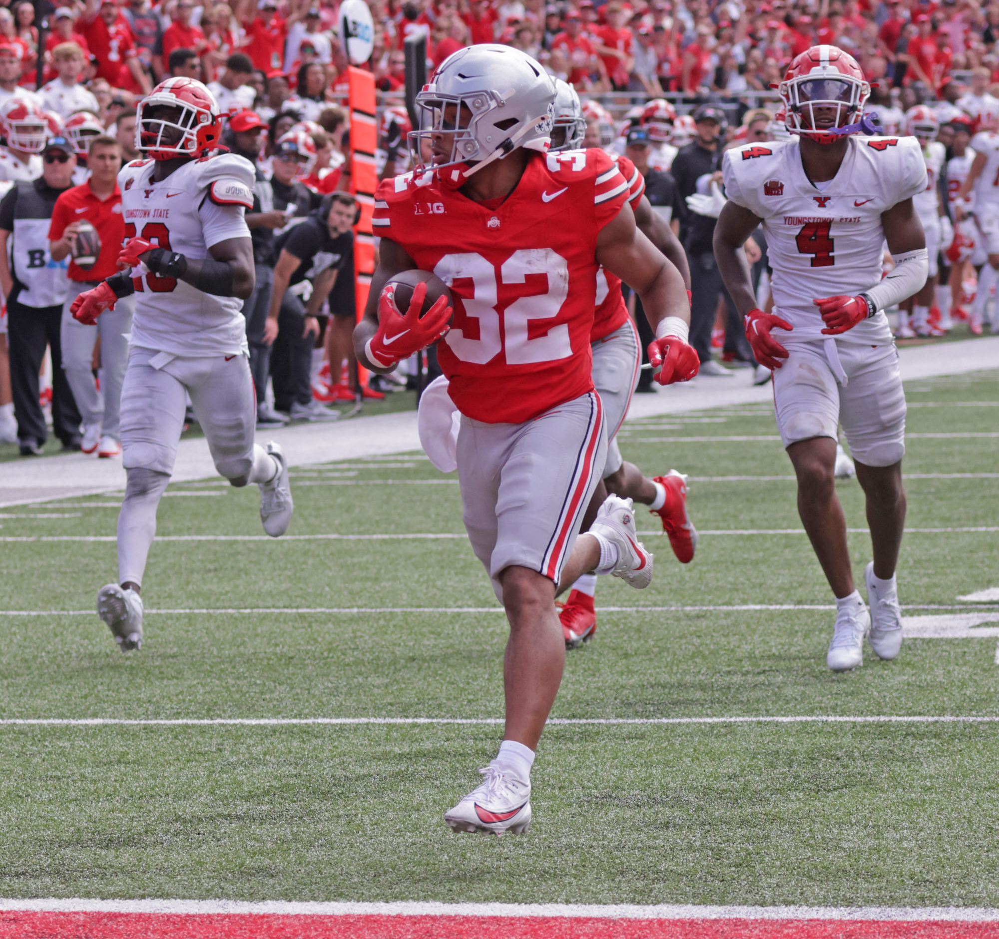 Ohio State Buckeyes take on the Western Kentucky Hilltoppers