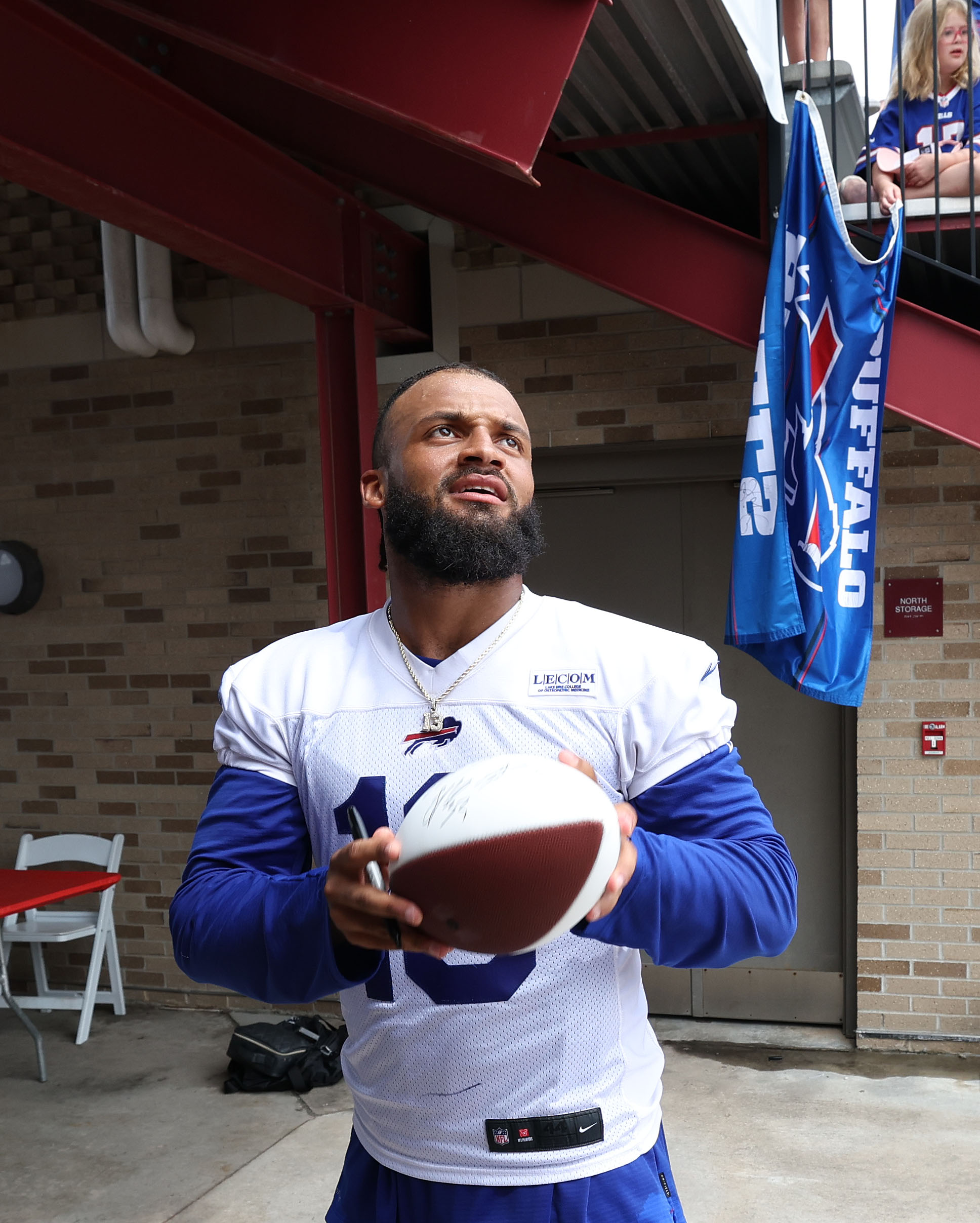 OJ poses for photos with fans in a Buffalo Bills jersey