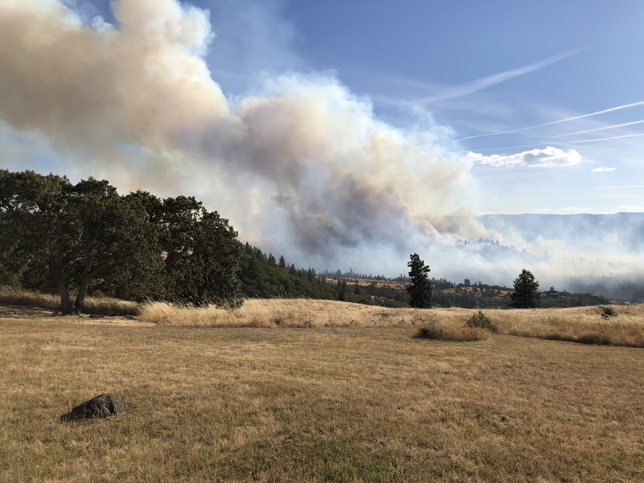 Residents told to evacuate as Mosier wildfire grows in Columbia River Gorge