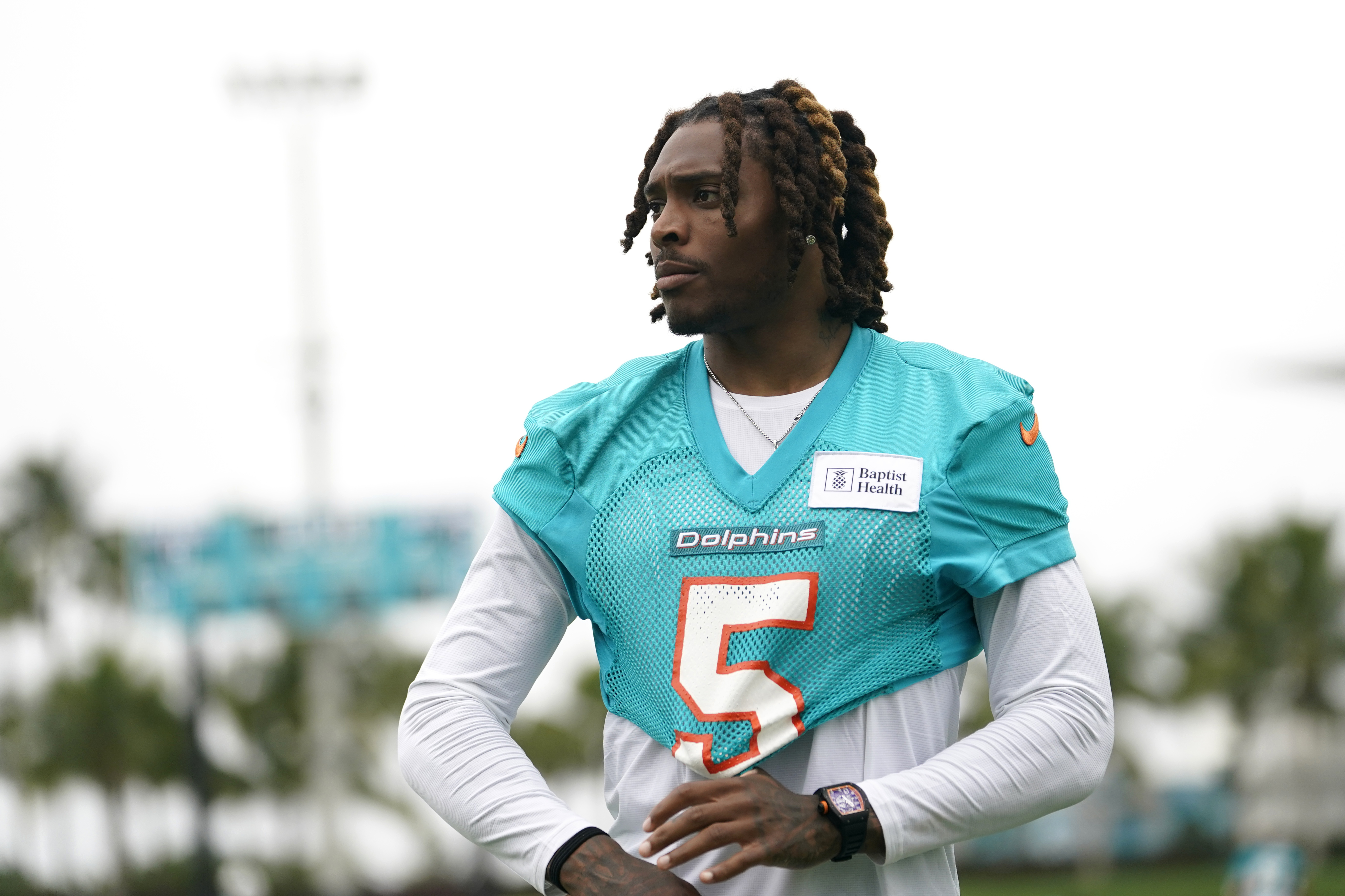 Dolphins' Jalen Ramsey suffers knee injury