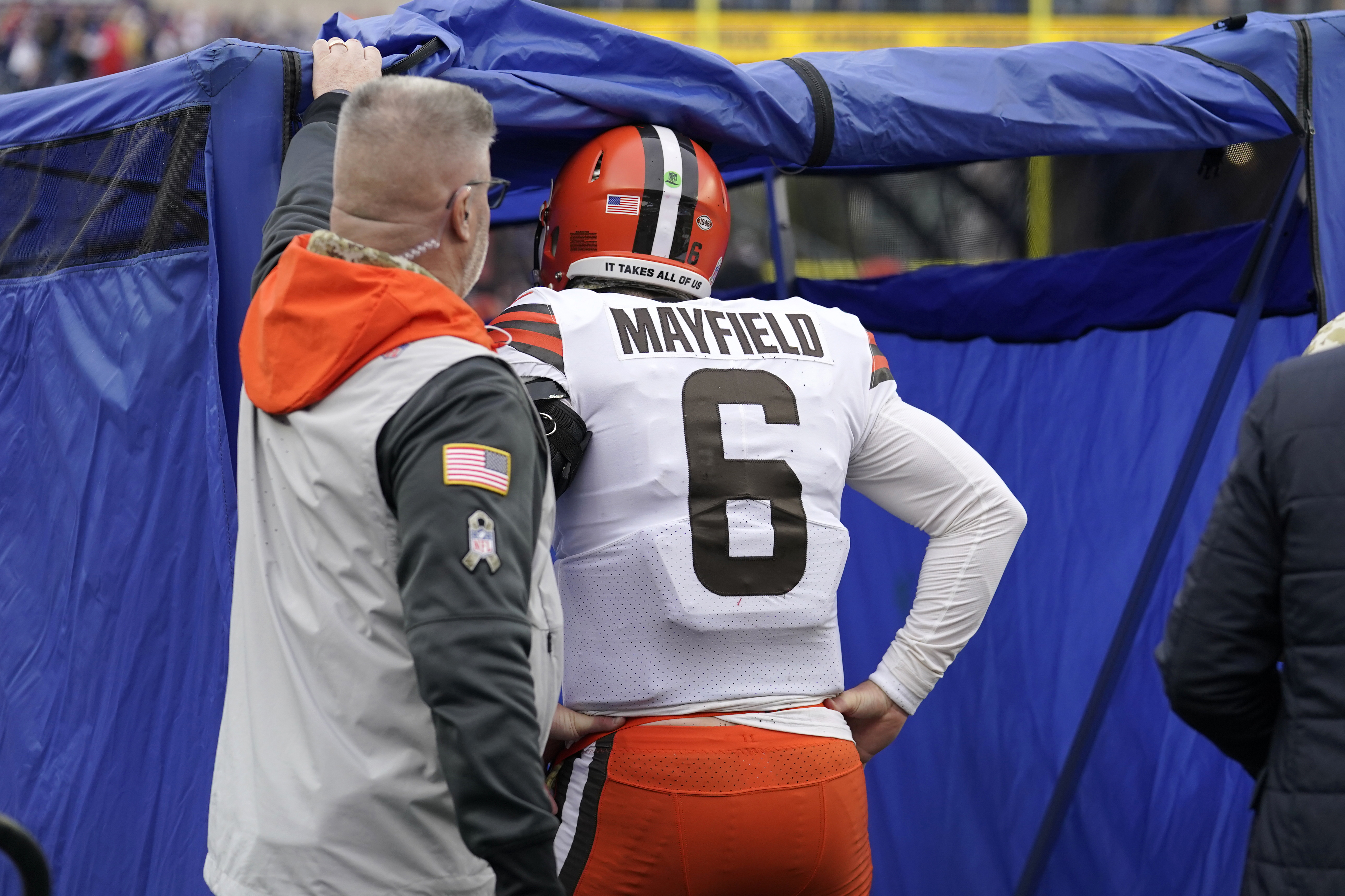 Baker Mayfield injury: Browns QB suffers injury, but returns to