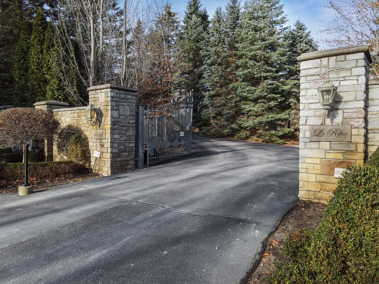 Michigan mansion at 1558 Dutton Road in Oakland Township