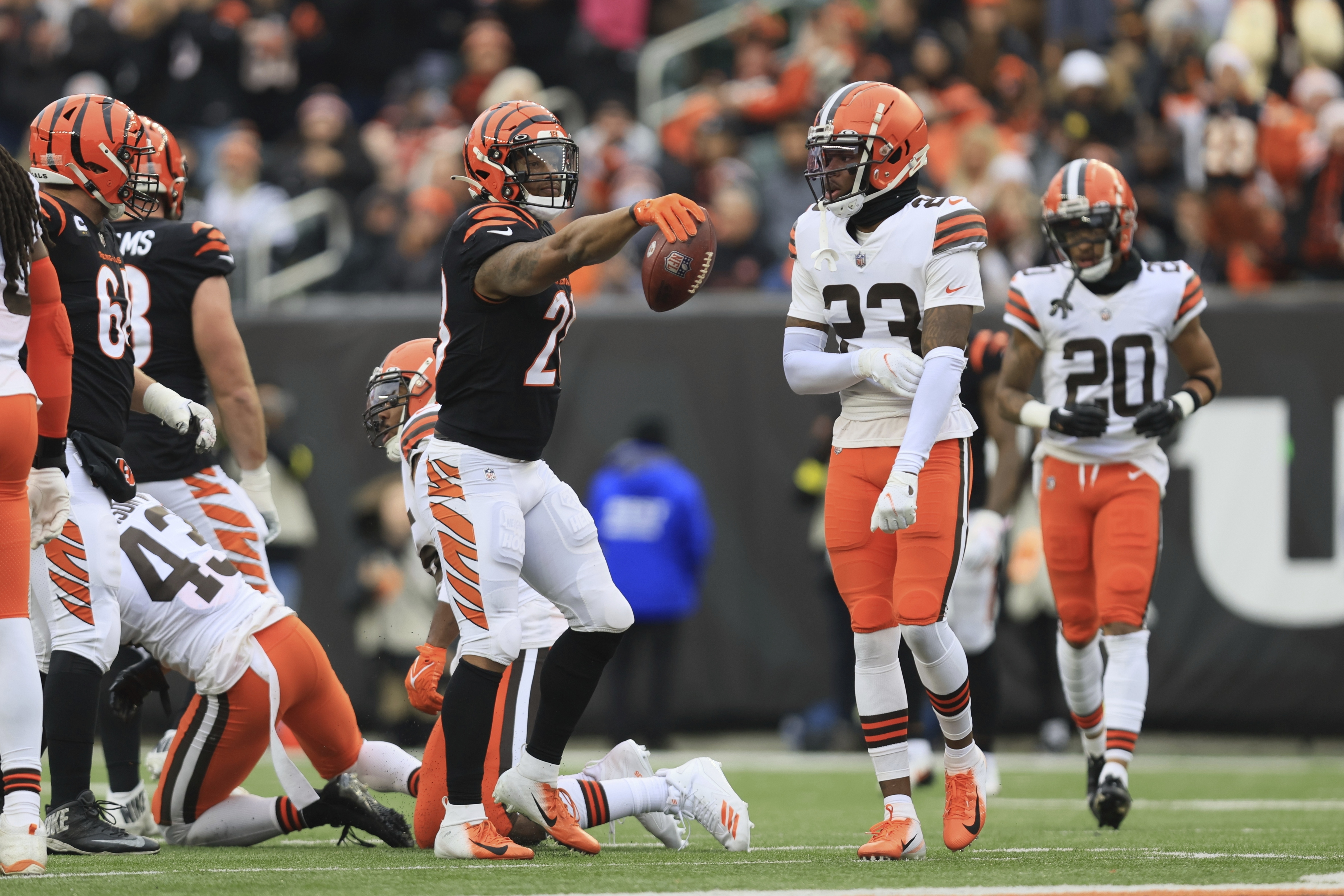 Cincinnati Bengals half back Rudi Johnson (32) runs the ball for a